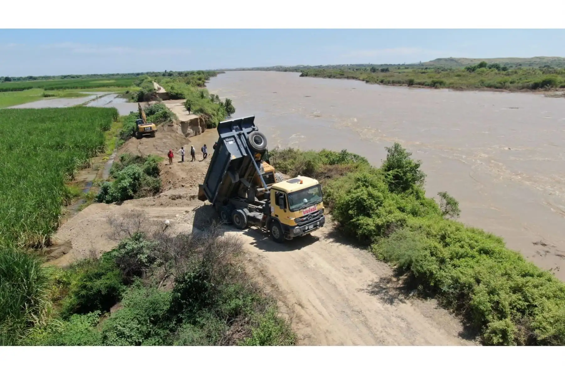 Desde temprano, maquinaria pesada del sector se encuentra ejecutando labores de enrocamiento ante la ruptura del dique 1020, en el río Chira, para proteger a la población de Colán y Vichayal, que se ha visto directamente afectada. Estos trabajos se están realizando en coordinación conjunta con el Gobierno Regional Piura, el Proyecto Especial Chira Piura y las municipalidades de Paita, Pueblo Nuevo de Colán y Vichayal. Foto: ANDINA/Ministerio de Vivienda