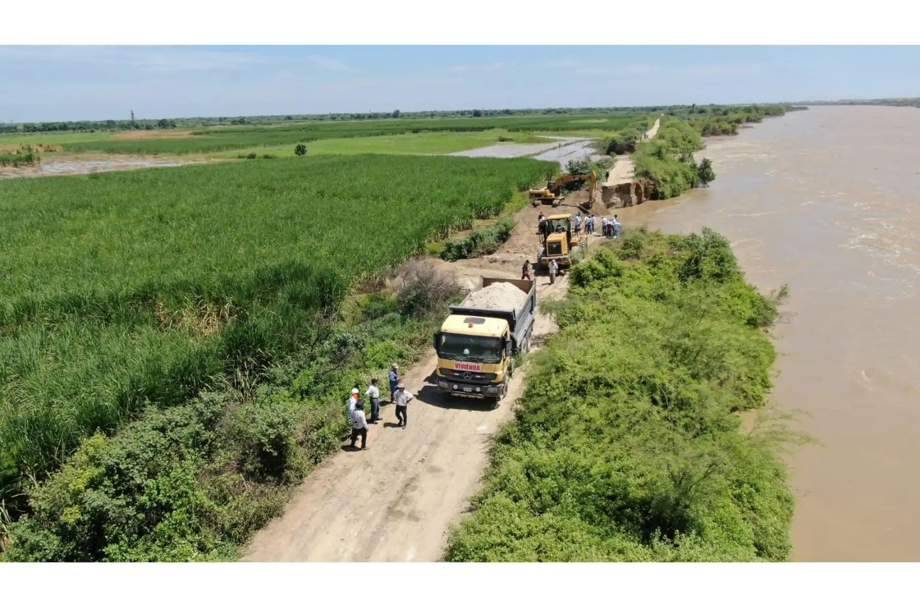 Desde temprano, maquinaria pesada del sector se encuentra ejecutando labores de enrocamiento ante la ruptura del dique 1020, en el río Chira, para proteger a la población de Colán y Vichayal, que se ha visto directamente afectada. Estos trabajos se están realizando en coordinación conjunta con el Gobierno Regional Piura, el Proyecto Especial Chira Piura y las municipalidades de Paita, Pueblo Nuevo de Colán y Vichayal. Foto: ANDINA/Ministerio de Vivienda