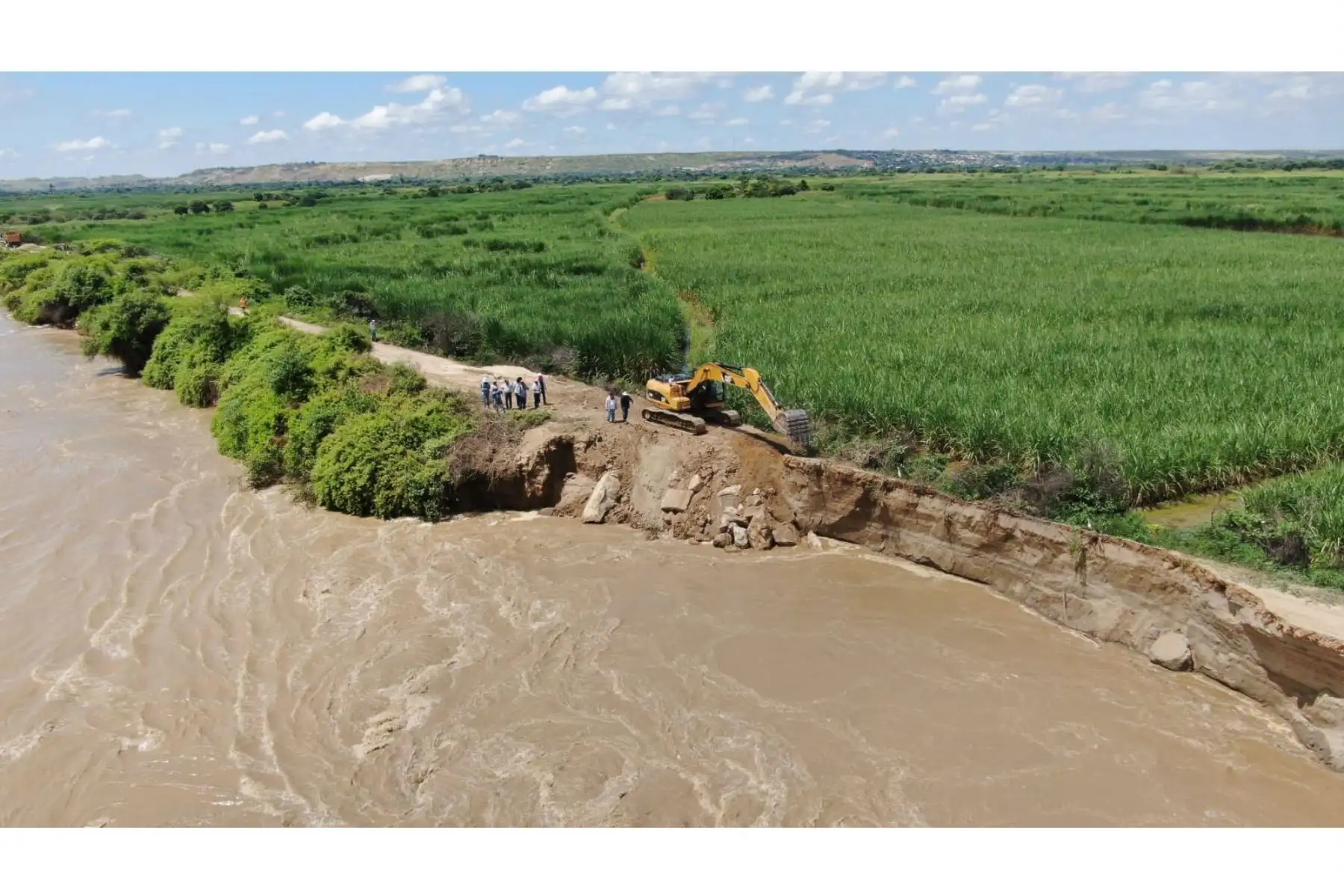 Desde temprano, maquinaria pesada del sector se encuentra ejecutando labores de enrocamiento ante la ruptura del dique 1020, en el río Chira, para proteger a la población de Colán y Vichayal, que se ha visto directamente afectada. Estos trabajos se están realizando en coordinación conjunta con el Gobierno Regional Piura, el Proyecto Especial Chira Piura y las municipalidades de Paita, Pueblo Nuevo de Colán y Vichayal. Foto: ANDINA/Ministerio de Vivienda