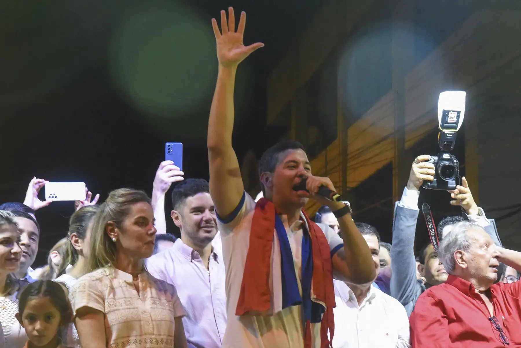 El candidato presidencial paraguayo por el Partido Colorado, Santiago Peña, habla a sus partidarios tras ganar las elecciones generales en Asunción el 30 de abril de 2023. Los paraguayos eligieron el domingo a un presidente del derechista Partido Colorado, en el poder desde hace casi ocho décadas, rechazando a un aspirante de centroizquierda que había arremetido contra la corrupción institucional. Foto: AFP