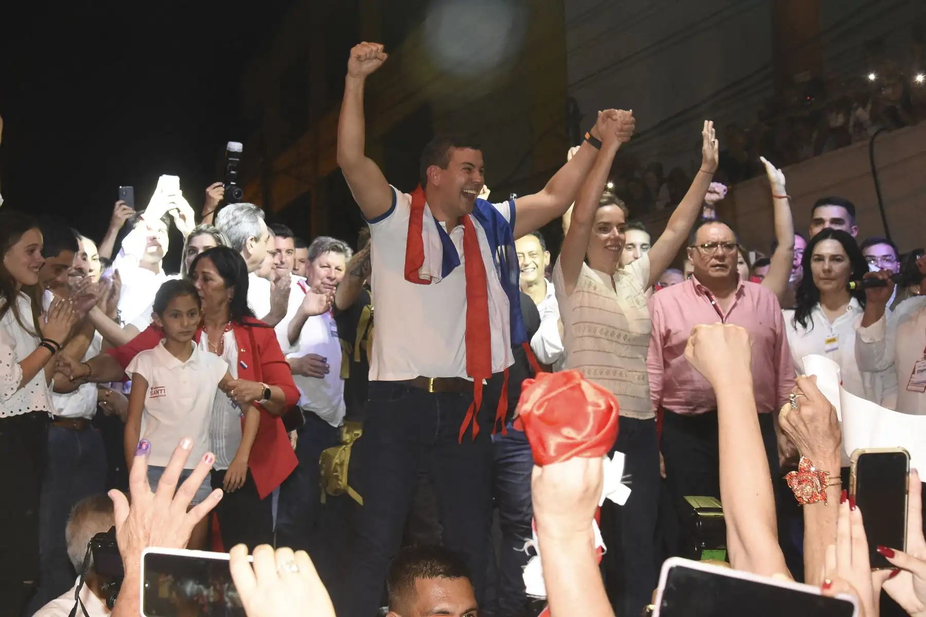 El candidato presidencial paraguayo por el Partido Colorado, Santiago Peña, celebra con sus partidarios tras ganar las elecciones presidenciales en Asunción el 30 de abril de 2023. Los paraguayos eligieron el domingo a un presidente del derechista Partido Colorado, en el poder desde hace casi ocho décadas, rechazando a un aspirante de centroizquierda que había arremetido contra la corrupción institucional. Foto: AFP