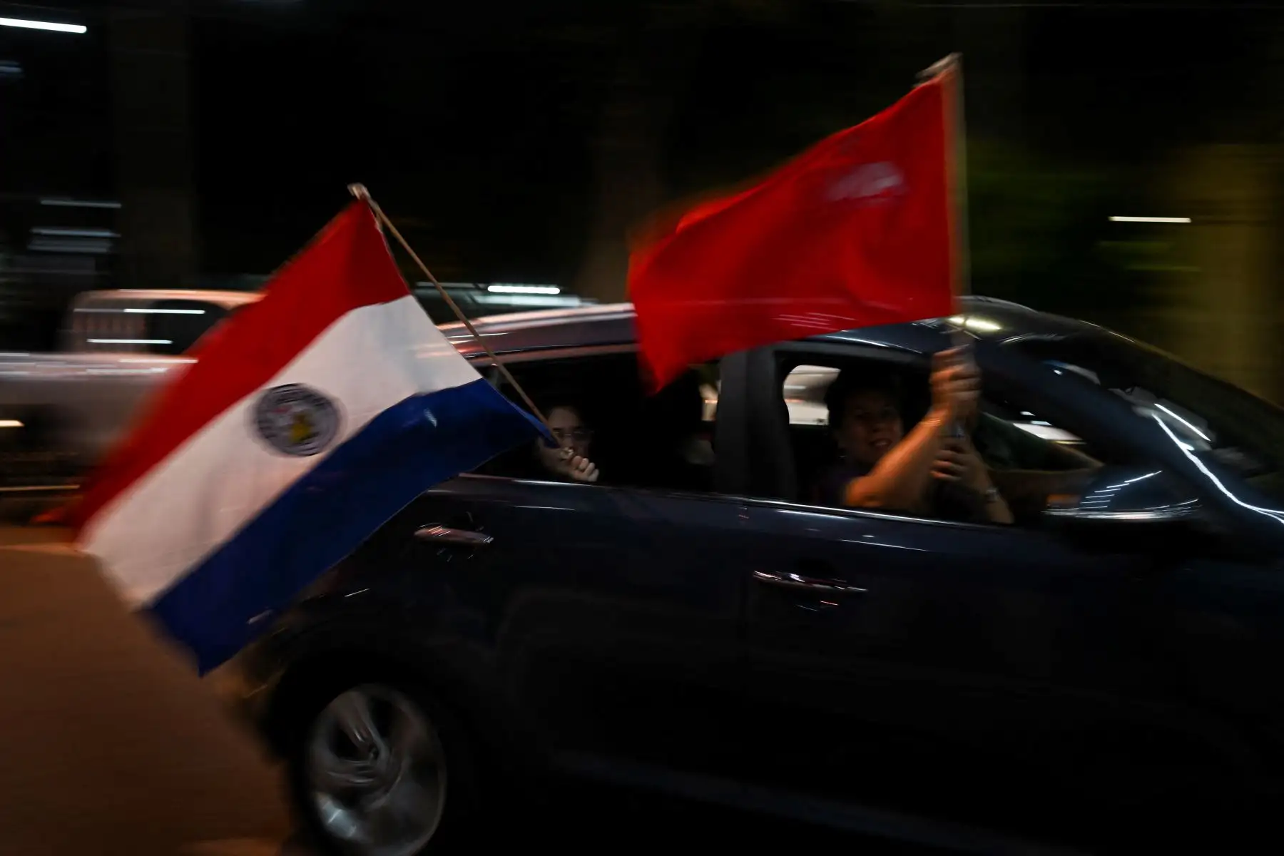 Simpatizantes del candidato presidencial paraguayo por el Partido Colorado, Santiago Peña, celebran tras las elecciones presidenciales y generales en Asunción, el 30 de abril de 2023. Los paraguayos eligieron el domingo a un presidente del derechista Partido Colorado, en el poder desde hace casi ocho décadas, rechazando a un aspirante de centroizquierda que había arremetido contra la corrupción institucional. Foto: AFP