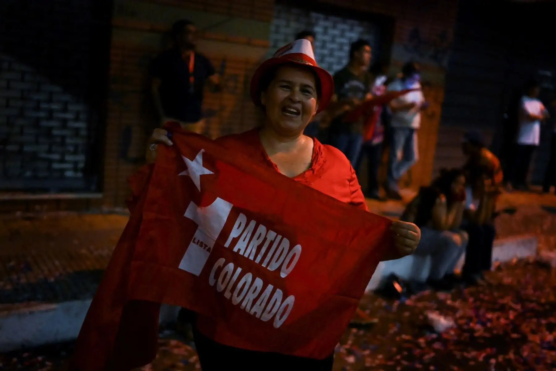Simpatizantes del candidato presidencial paraguayo por el Partido Colorado, Santiago Peña, celebran tras las elecciones presidenciales y generales en Asunción, el 30 de abril de 2023. Los paraguayos eligieron el domingo a un presidente del derechista Partido Colorado, en el poder desde hace casi ocho décadas, rechazando a un aspirante de centroizquierda que había arremetido contra la corrupción institucional. Foto: AFP