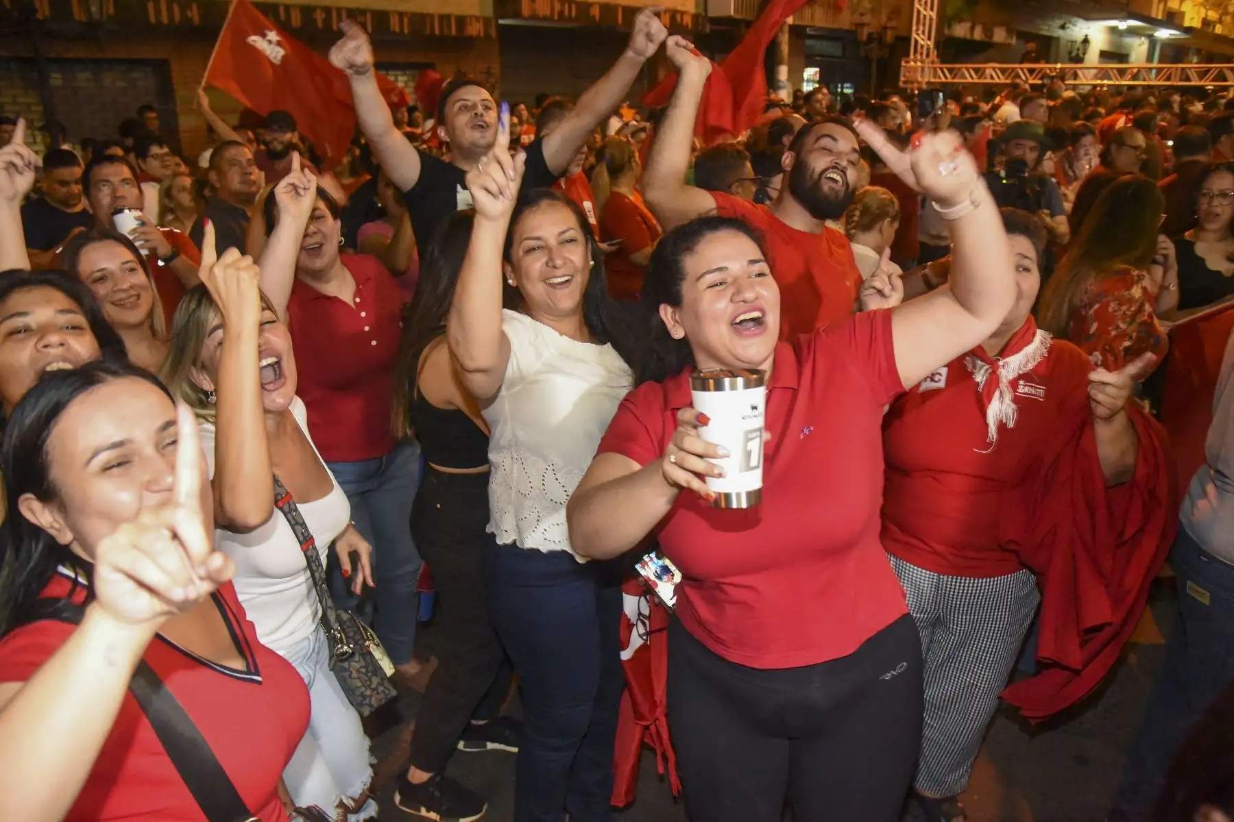 Simpatizantes del candidato presidencial paraguayo por el Partido Colorado, Santiago Peña, celebran tras las elecciones presidenciales y generales en Asunción el 30 de abril de 2023. Los paraguayos acudieron a las urnas el domingo para elegir a un presidente que esperan que haga frente a la corrupción endémica, el aumento de la delincuencia y la desigualdad económica. Foto: AFP
