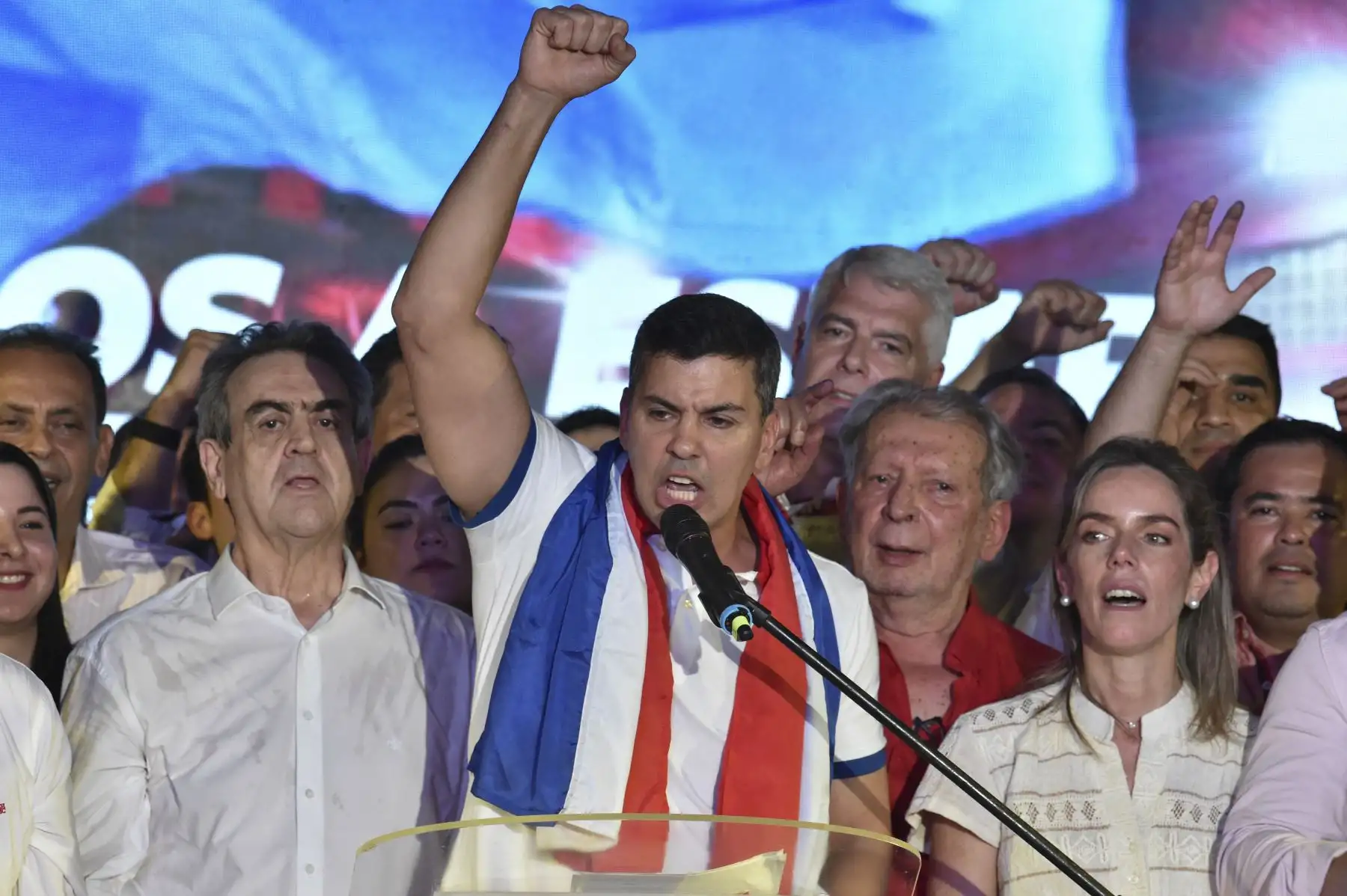 El candidato presidencial paraguayo por el Partido Colorado, Santiago Peña, celebra con los miembros de su partido tras ganar las elecciones presidenciales en Asunción el 30 de abril de 2023. Los paraguayos acudieron a las urnas el domingo para elegir a un presidente que esperan que haga frente a la corrupción endémica, el aumento de la delincuencia y la desigualdad económica. Foto: AFP