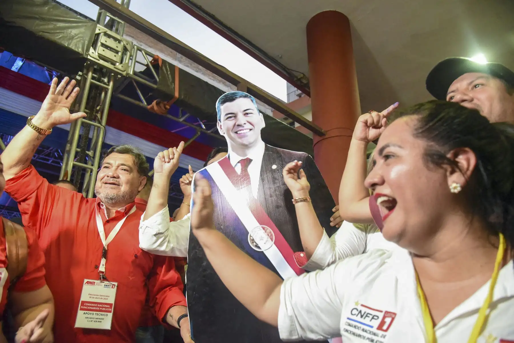 Simpatizantes del candidato presidencial paraguayo por el Partido Colorado, Santiago Peña, celebran tras conocer los primeros resultados de las elecciones generales y presidenciales en Asunción, el 30 de abril de 2023. Los paraguayos acudieron a las urnas el domingo para elegir a un presidente que esperan que haga frente a la corrupción endémica, el aumento de la delincuencia y la desigualdad económica. Foto: AFP