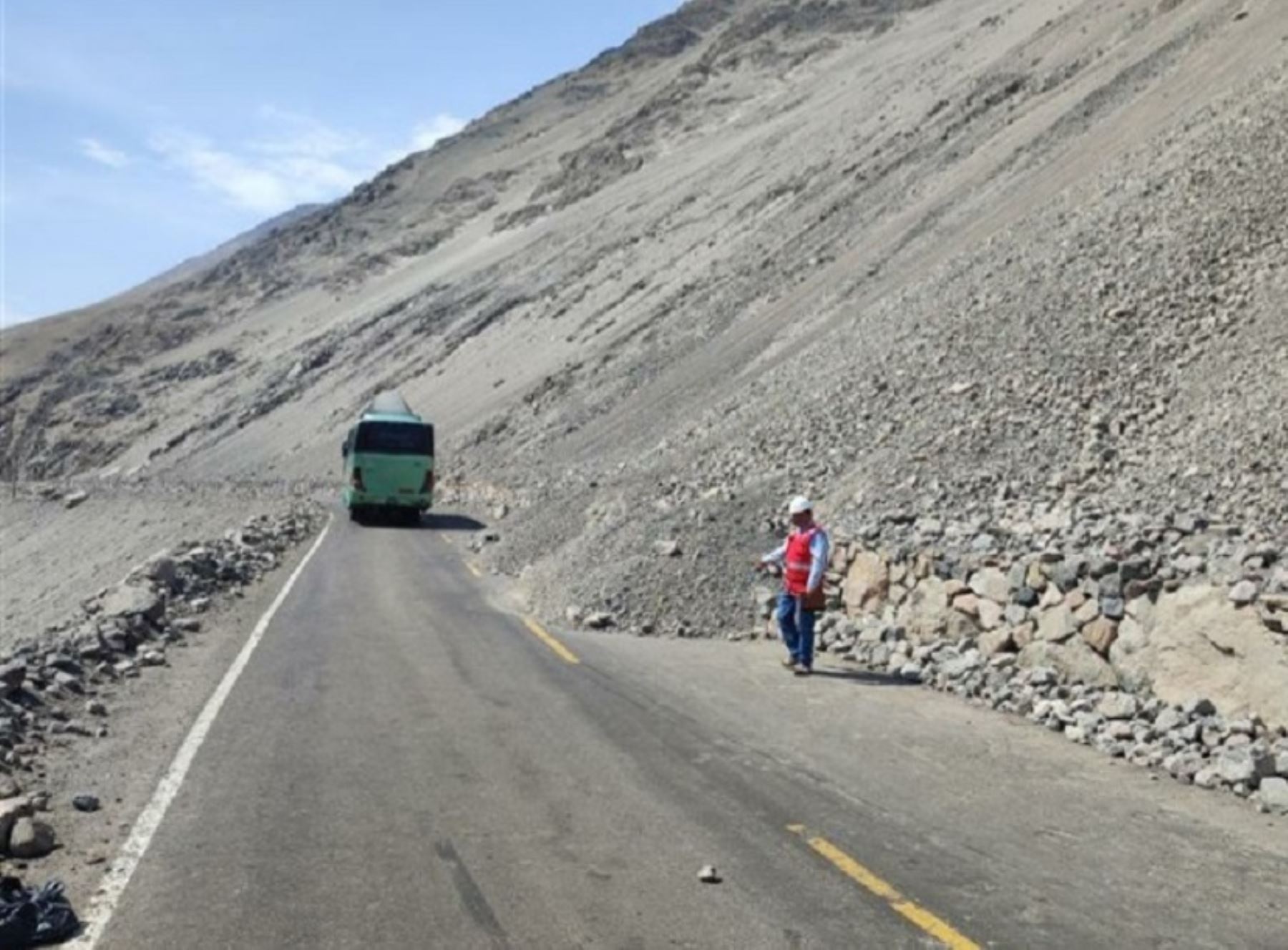 La Contraloría detectó la falta de señalización por deslizamientos de tierra en algunos tramos de la carretera entre Ocoña y Piuca, región Arequipa, ANDINA/Difusión