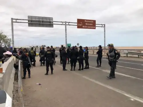 La Policía Nacional mantiene vigilancia y control en la línea de frontera con Chile, pese a los ataques que recibieron esta mañana por un grupo de extranjeros que atacó a los agentes del orden. Foto: Yudith Aguilar