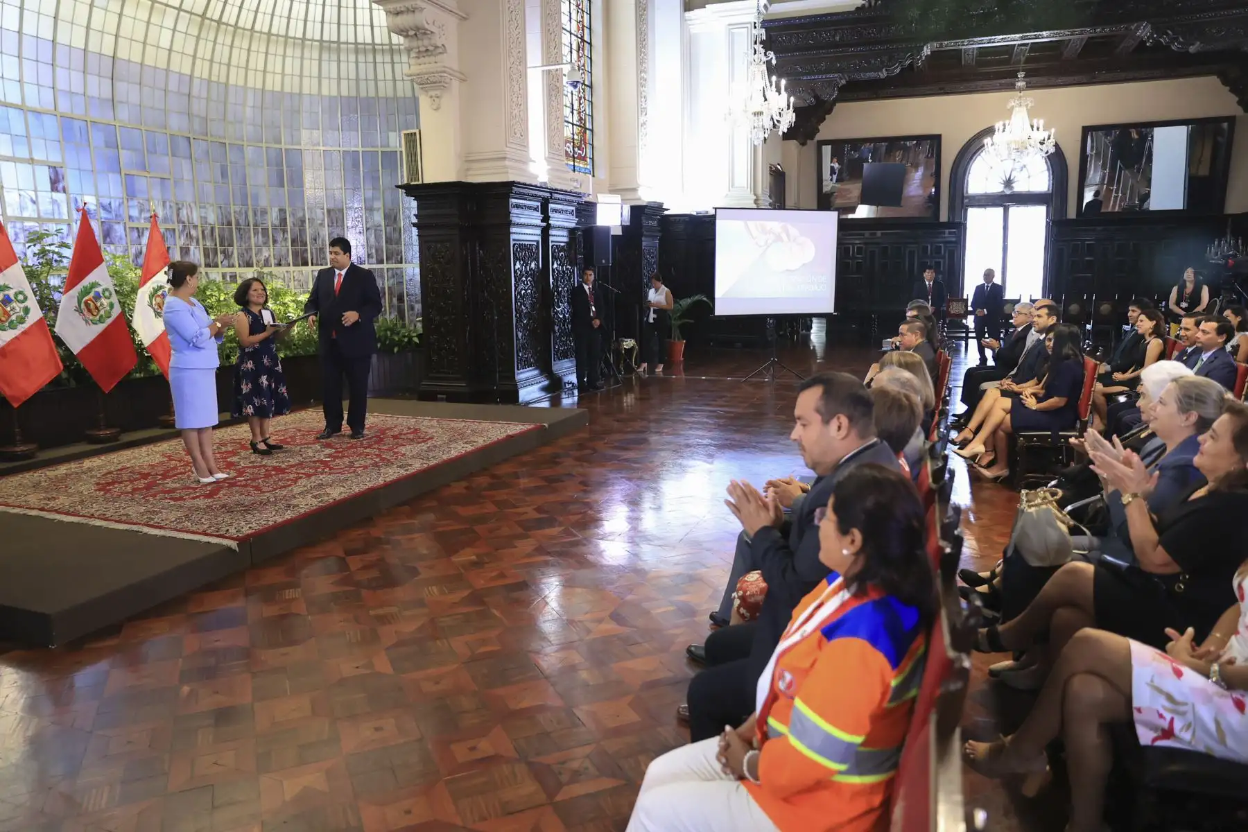 Presidenta de la república, Dina Boluarte, participa en ceremonia de condecoración de la Orden del Trabajo 2023, en el marco del Día Internacional de los Trabajadores. Foto:ANDINA/Prensa Presidencia