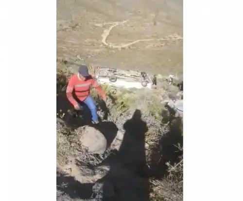 Cuatro heridos graves dejó esta mañana el despiste de miniván que trasladaba a 22 devotos al santuario de la Virgen de Chapi, en Arequipa.