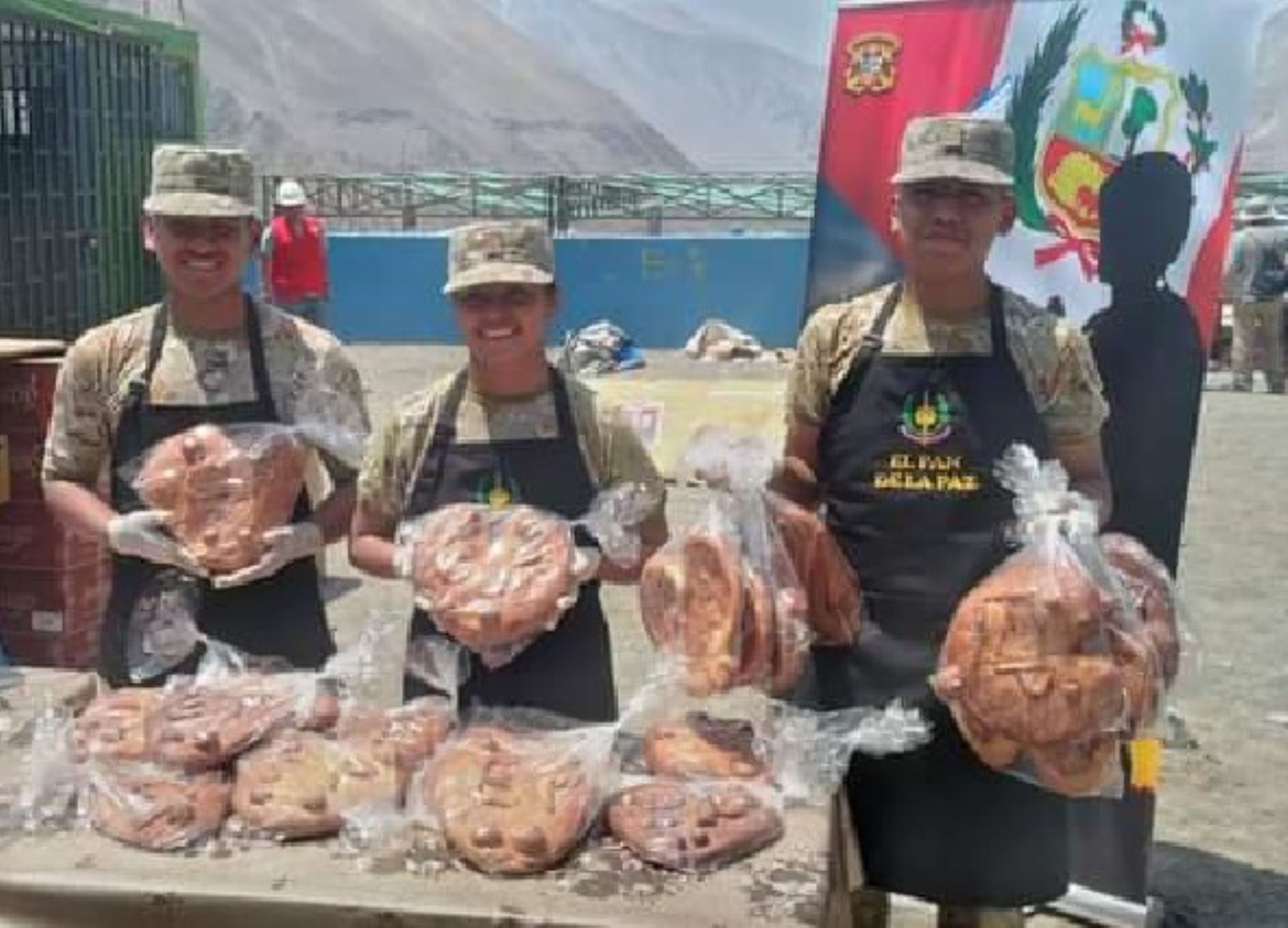 El Ejército del Perú distribuyó esta mañana más de 2,000 panes de Chapi a los devotos que se congregaron en el santuario de la patrona de Arequipa. ANDINA/Difusión