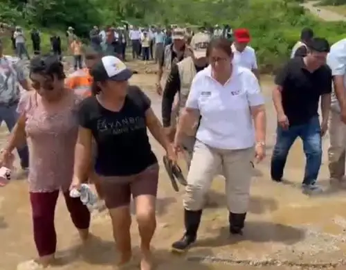 La ministra de Desarrollo Agrario y Riego, Nelly Paredes, visitó el distrito de Casitas, uno de los más afectados por las lluvias intensas e inundaciones. Foto: Milagros Rodríguez