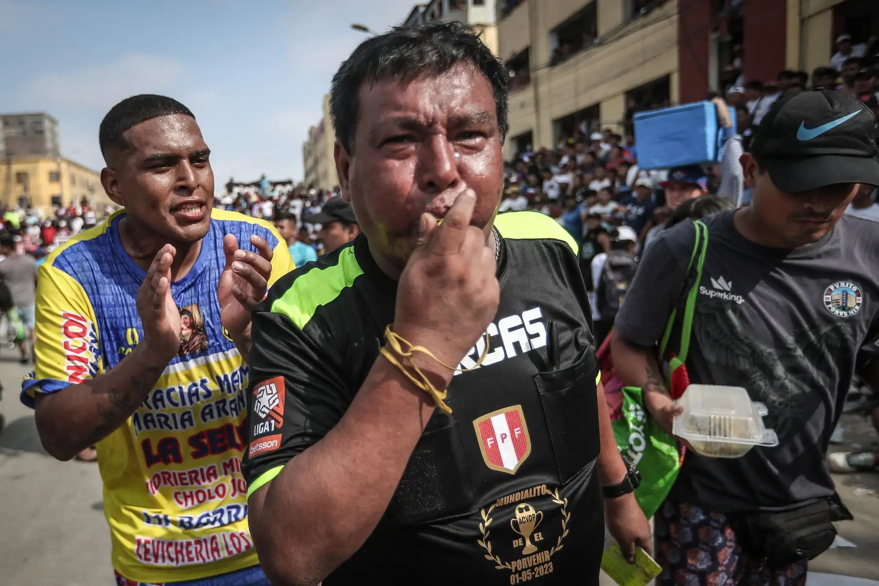 Este lunes 1 de mayo, Día del Trabajador se celebra el tradicional torneo de fútbol callejero ¨El Mundalito¨ en La Victoria. La avenida Parinacochas es el escenario para que 16 equipos se enfrenten para lograr la gloria y un premio económico de 10 mil soles en este picante torneo de fulbito callejero. 
Foto: Ricardo Cuba