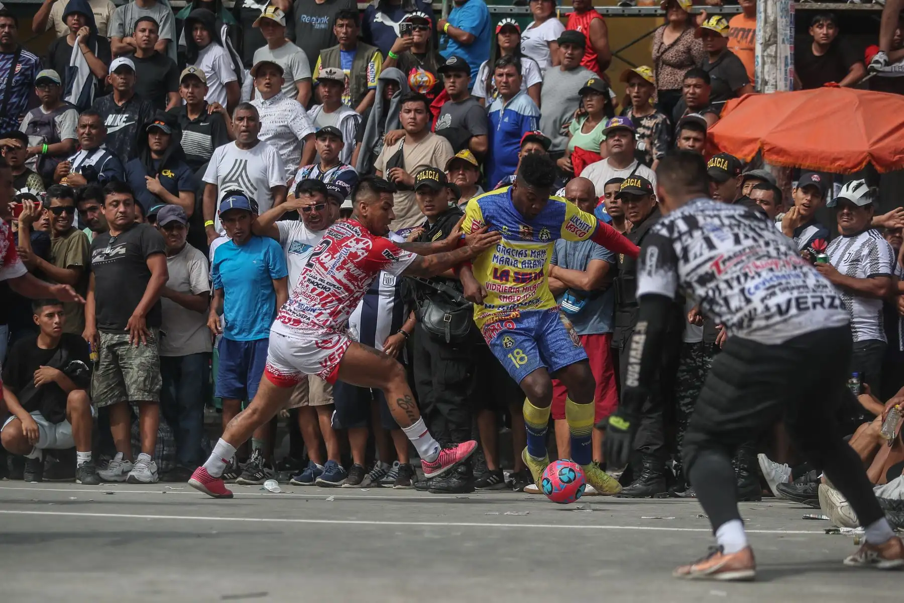 Este lunes 1 de mayo, Día del Trabajador se celebra el tradicional torneo de fútbol callejero ¨El Mundalito¨ en La Victoria. La avenida Parinacochas es el escenario para que 16 equipos se enfrenten para lograr la gloria y un premio económico de 10 mil soles en este picante torneo de fulbito callejero. 
Foto: Ricardo Cuba