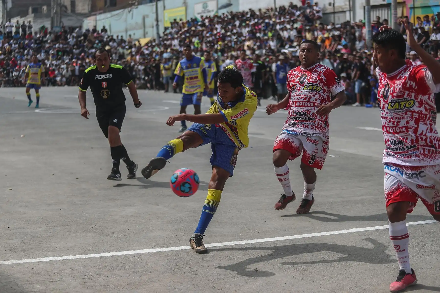 Este lunes 1 de mayo, Día del Trabajador se celebra el tradicional torneo de fútbol callejero ¨El Mundalito¨ en La Victoria. La avenida Parinacochas es el escenario para que 16 equipos se enfrenten para lograr la gloria y un premio económico de 10 mil soles en este picante torneo de fulbito callejero. 
Foto: Ricardo Cuba