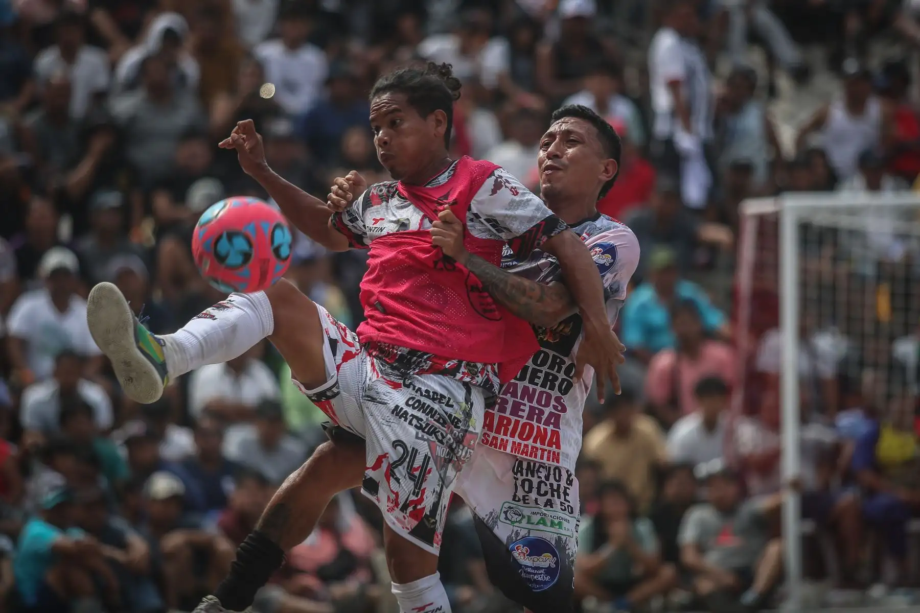 Este lunes 1 de mayo, Día del Trabajador se celebra el tradicional torneo de fútbol callejero ¨El Mundalito¨ en La Victoria. La avenida Parinacochas es el escenario para que 16 equipos se enfrenten para lograr la gloria y un premio económico de 10 mil soles en este picante torneo de fulbito callejero. 
Foto: Ricardo Cuba