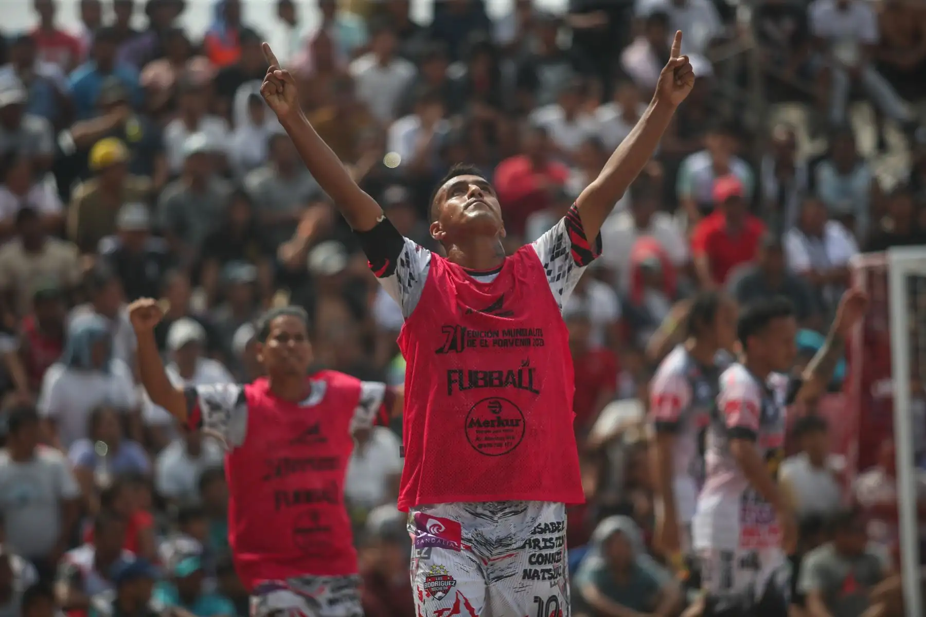 Este lunes 1 de mayo, Día del Trabajador se celebra el tradicional torneo de fútbol callejero ¨El Mundalito¨ en La Victoria. La avenida Parinacochas es el escenario para que 16 equipos se enfrenten para lograr la gloria y un premio económico de 10 mil soles en este picante torneo de fulbito callejero. 
Foto: Ricardo Cuba