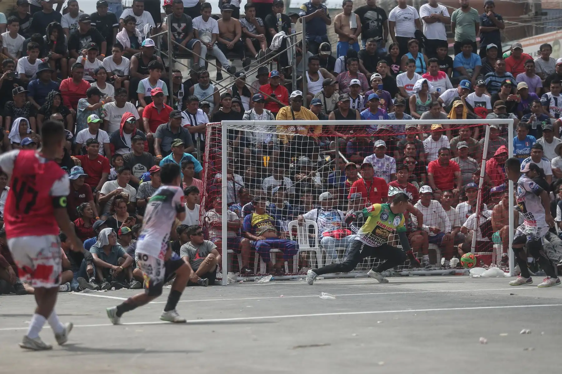 Este lunes 1 de mayo, Día del Trabajador se celebra el tradicional torneo de fútbol callejero ¨El Mundalito¨ en La Victoria. La avenida Parinacochas es el escenario para que 16 equipos se enfrenten para lograr la gloria y un premio económico de 10 mil soles en este picante torneo de fulbito callejero. 
Foto: Ricardo Cuba