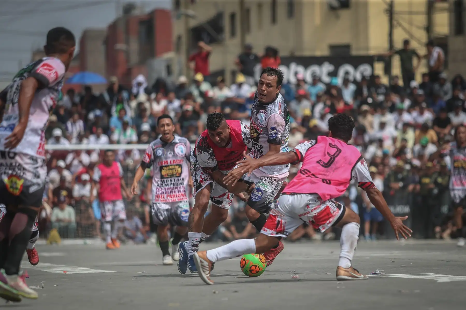 Este lunes 1 de mayo, Día del Trabajador se celebra el tradicional torneo de fútbol callejero ¨El Mundalito¨ en La Victoria. La avenida Parinacochas es el escenario para que 16 equipos se enfrenten para lograr la gloria y un premio económico de 10 mil soles en este picante torneo de fulbito callejero. 
Foto: Ricardo Cuba