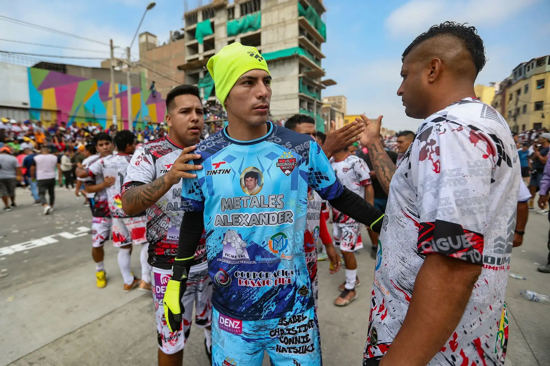 Este lunes 1 de mayo, Día del Trabajador se celebra el tradicional torneo de fútbol callejero ¨El Mundalito¨ en La Victoria. La avenida Parinacochas es el escenario para que 16 equipos se enfrenten para lograr la gloria y un premio económico de 10 mil soles en este picante torneo de fulbito callejero. 
Foto: Ricardo Cuba