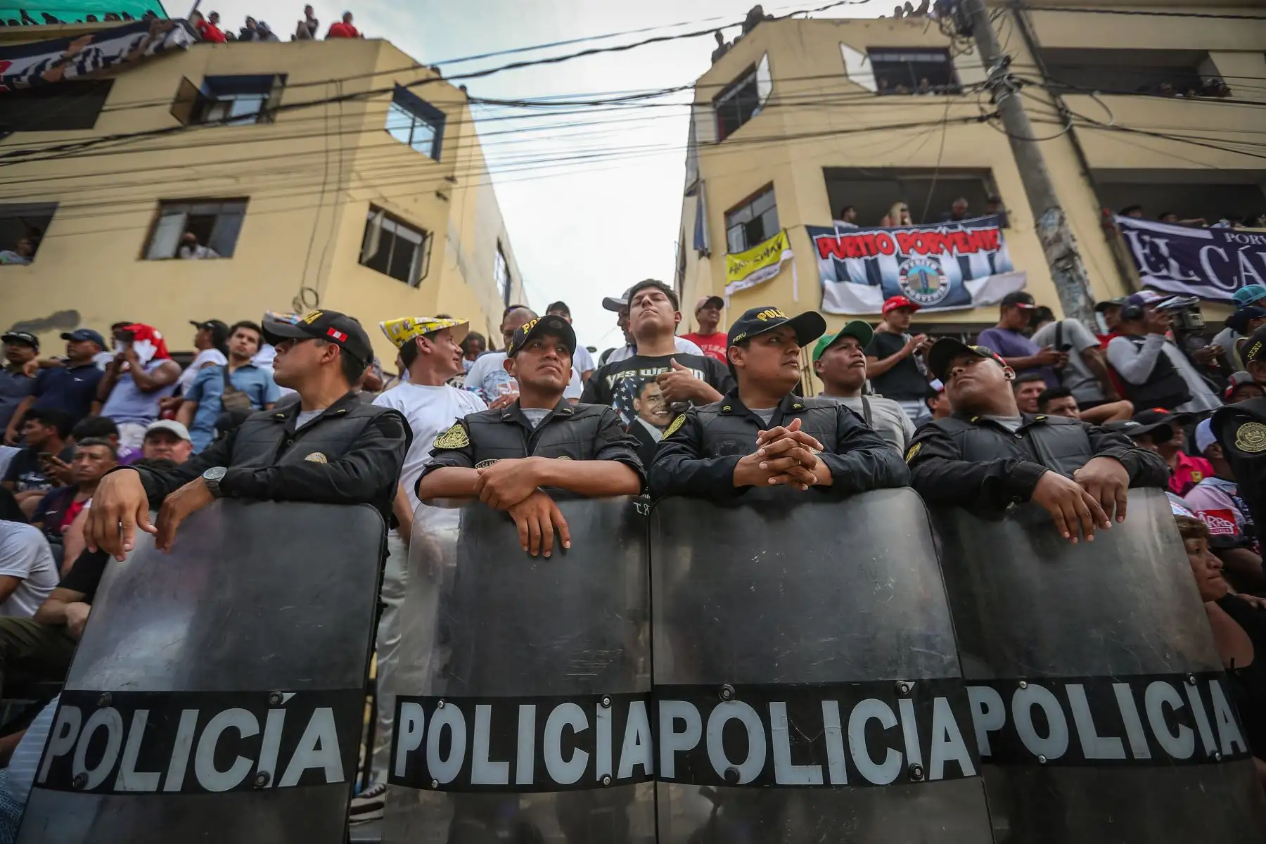 Este lunes 1 de mayo, Día del Trabajador se celebra el tradicional torneo de fútbol callejero ¨El Mundalito¨ en La Victoria. La avenida Parinacochas es el escenario para que 16 equipos se enfrenten para lograr la gloria y un premio económico de 10 mil soles en este picante torneo de fulbito callejero. 
Foto: Ricardo Cuba