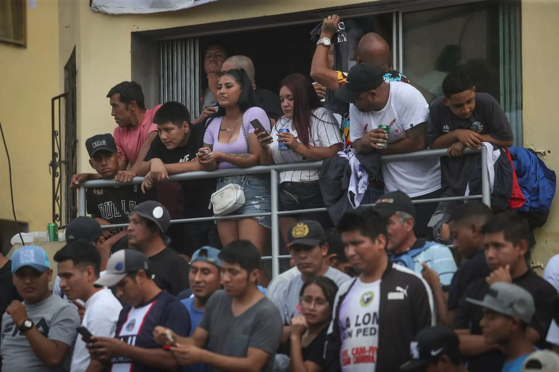 Este lunes 1 de mayo, Día del Trabajador se celebra el tradicional torneo de fútbol callejero ¨El Mundalito¨ en La Victoria. La avenida Parinacochas es el escenario para que 16 equipos se enfrenten para lograr la gloria y un premio económico de 10 mil soles en este picante torneo de fulbito callejero. 
Foto: Ricardo Cuba