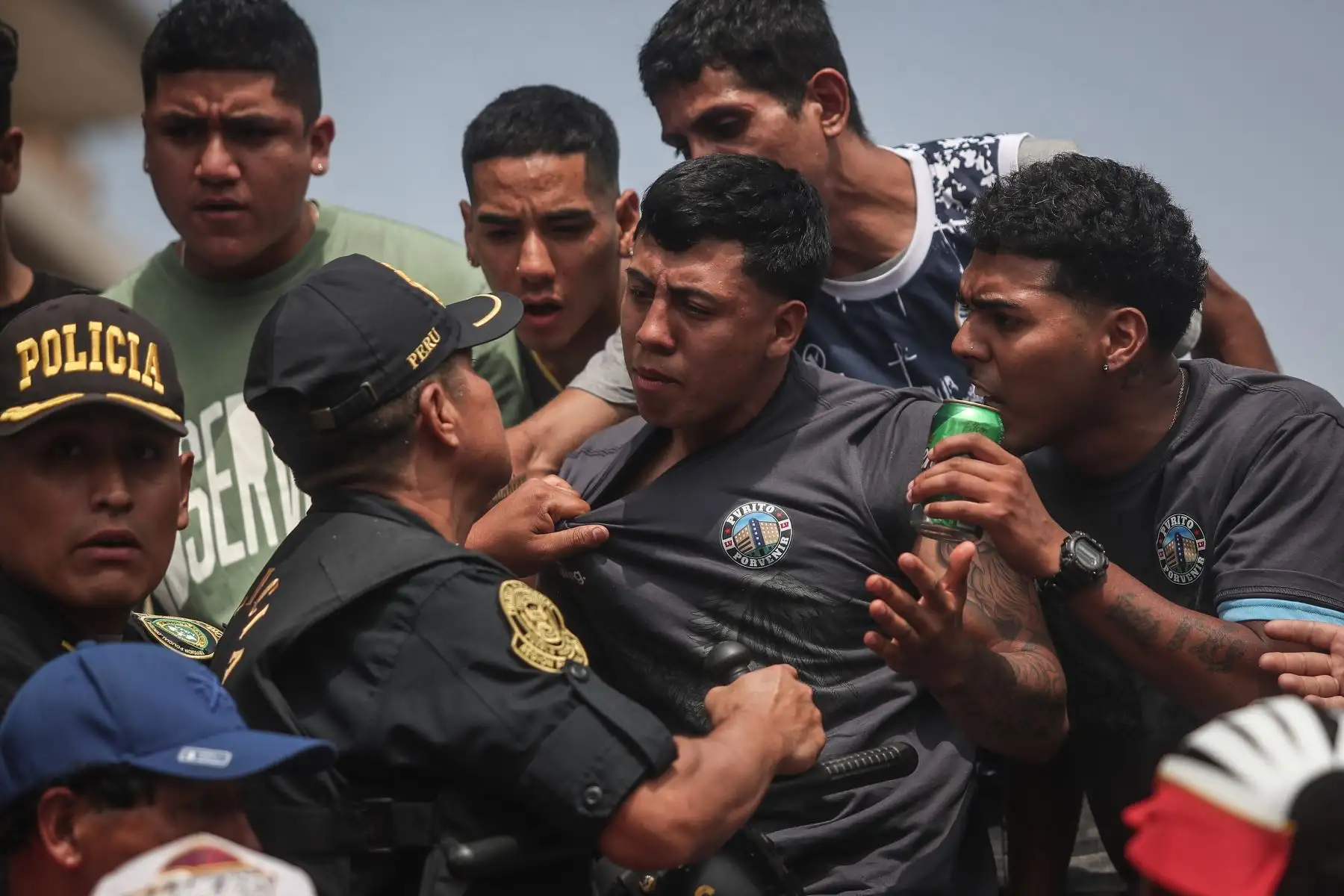 Este lunes 1 de mayo, Día del Trabajador se celebra el tradicional torneo de fútbol callejero ¨El Mundalito¨ en La Victoria. La avenida Parinacochas es el escenario para que 16 equipos se enfrenten para lograr la gloria y un premio económico de 10 mil soles en este picante torneo de fulbito callejero. 
Foto: Ricardo Cuba