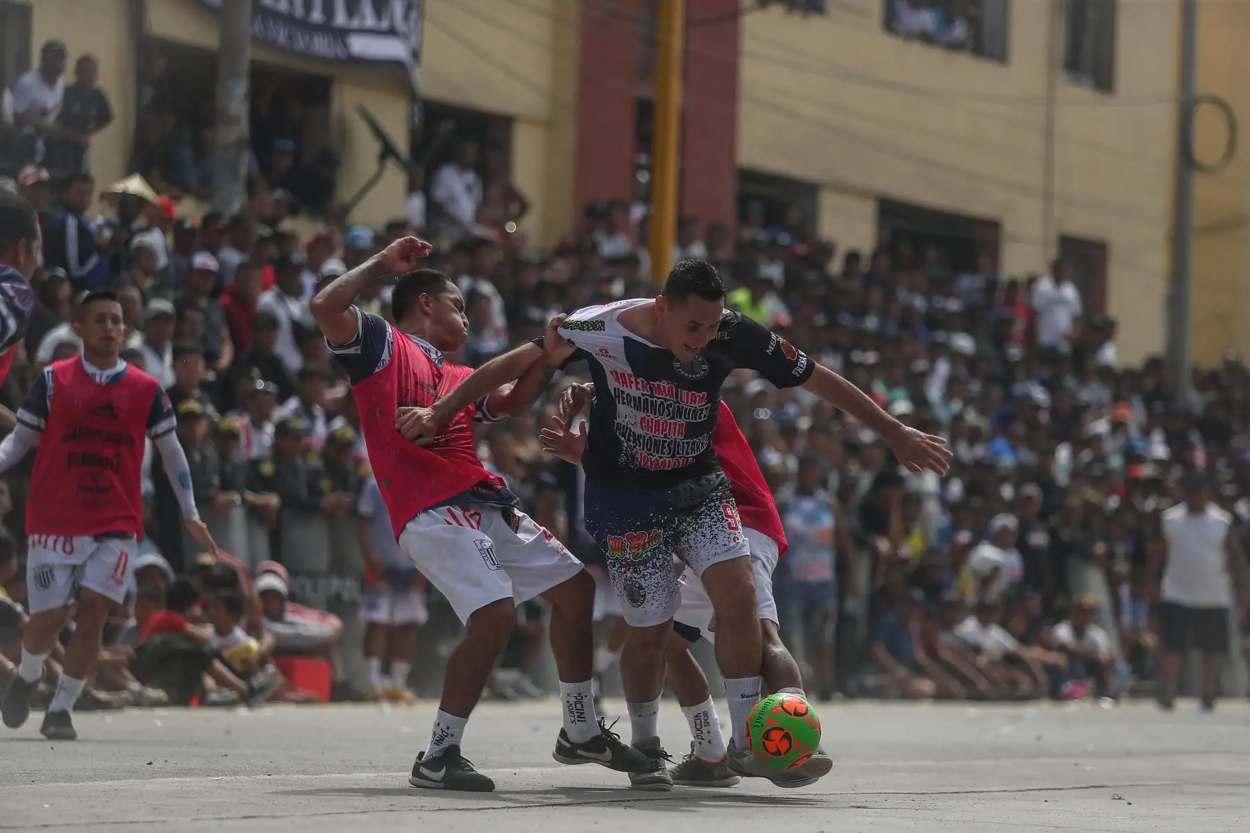 Este lunes 1 de mayo, Día del Trabajador se celebra el tradicional torneo de fútbol callejero ¨El Mundalito¨ en La Victoria. La avenida Parinacochas es el escenario para que 16 equipos se enfrenten para lograr la gloria y un premio económico de 10 mil soles en este picante torneo de fulbito callejero. 
Foto: Ricardo Cuba