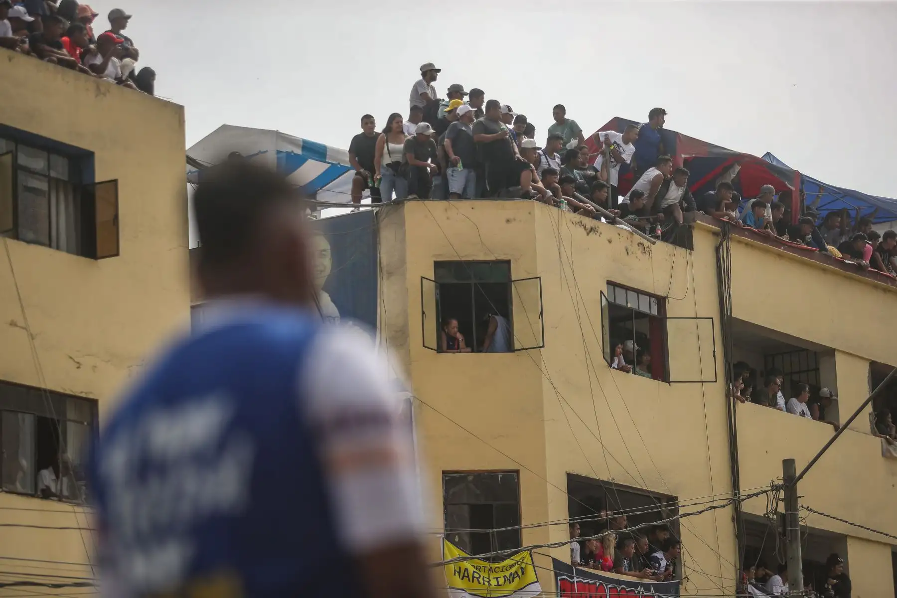 Este lunes 1 de mayo, Día del Trabajador se celebra el tradicional torneo de fútbol callejero ¨El Mundalito¨ en La Victoria. La avenida Parinacochas es el escenario para que 16 equipos se enfrenten para lograr la gloria y un premio económico de 10 mil soles en este picante torneo de fulbito callejero. 
Foto: Ricardo Cuba