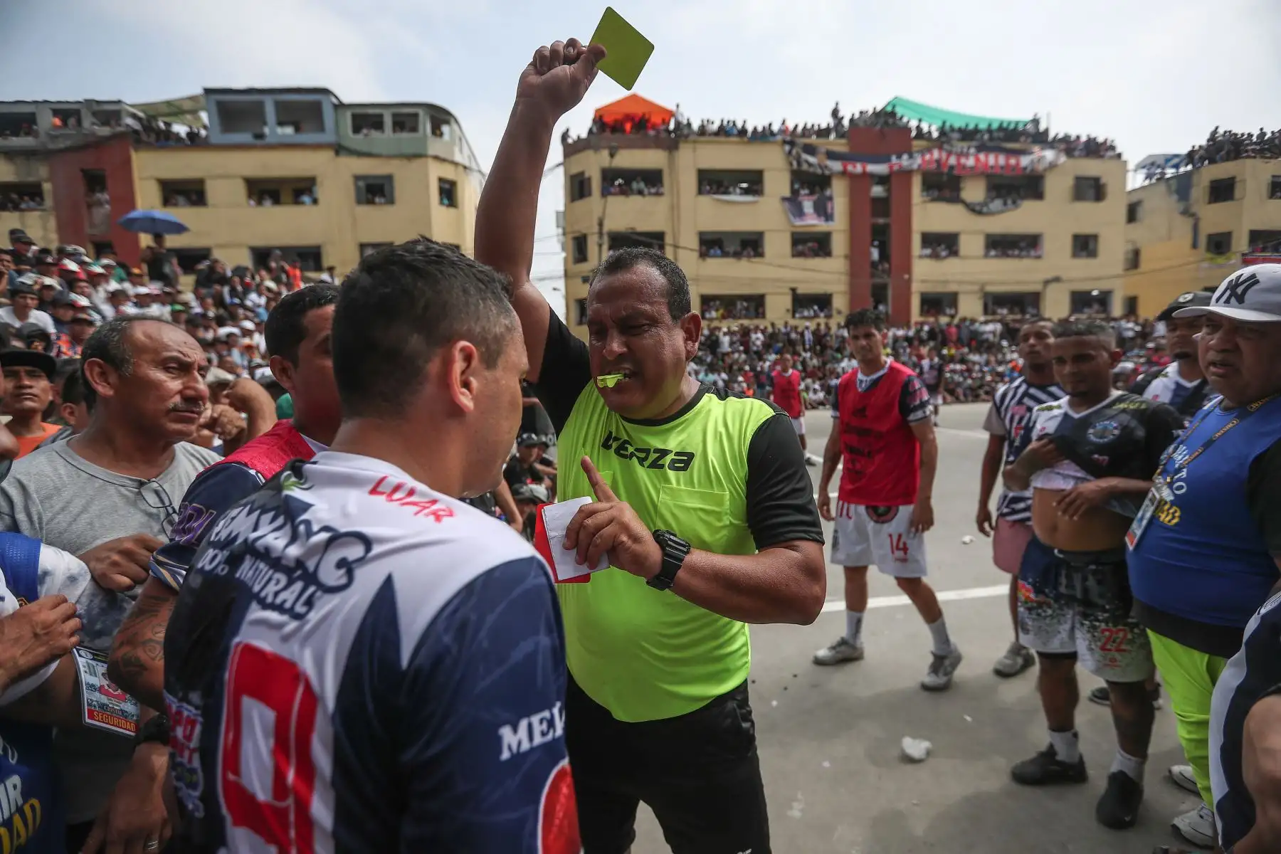 Este lunes 1 de mayo, Día del Trabajador se celebra el tradicional torneo de fútbol callejero ¨El Mundalito¨ en La Victoria. La avenida Parinacochas es el escenario para que 16 equipos se enfrenten para lograr la gloria y un premio económico de 10 mil soles en este picante torneo de fulbito callejero. 
Foto: Ricardo Cuba