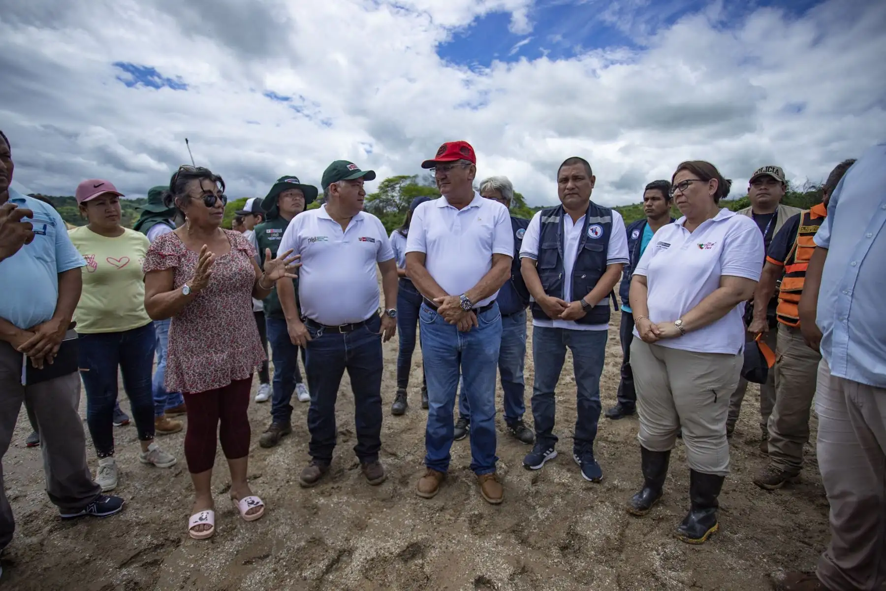 En el marco del Día del Trabajo, la ministra de Desarrollo Agrario y Riego, Nelly Paredes del Castillo, llegó hoy nuevamente a la región Tumbes para supervisar junto al gobernador regional, Segismundo Cruces, las acciones de atención a la población que sufre los embates de las intensas lluvias e inundaciones.
Foto:ANDINA/MIDAGRI