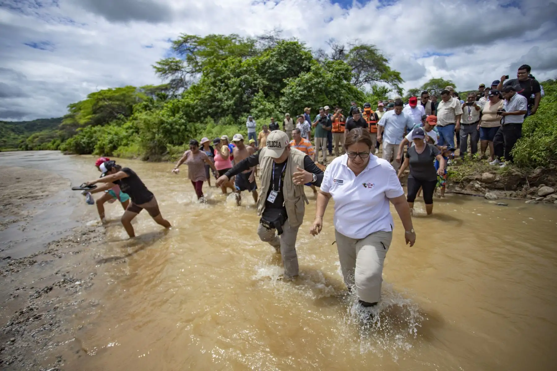 En el marco del Día del Trabajo, la ministra de Desarrollo Agrario y Riego, Nelly Paredes del Castillo, llegó hoy nuevamente a la región Tumbes para supervisar junto al gobernador regional, Segismundo Cruces, las acciones de atención a la población que sufre los embates de las intensas lluvias e inundaciones.
Foto:ANDINA/MIDAGRI