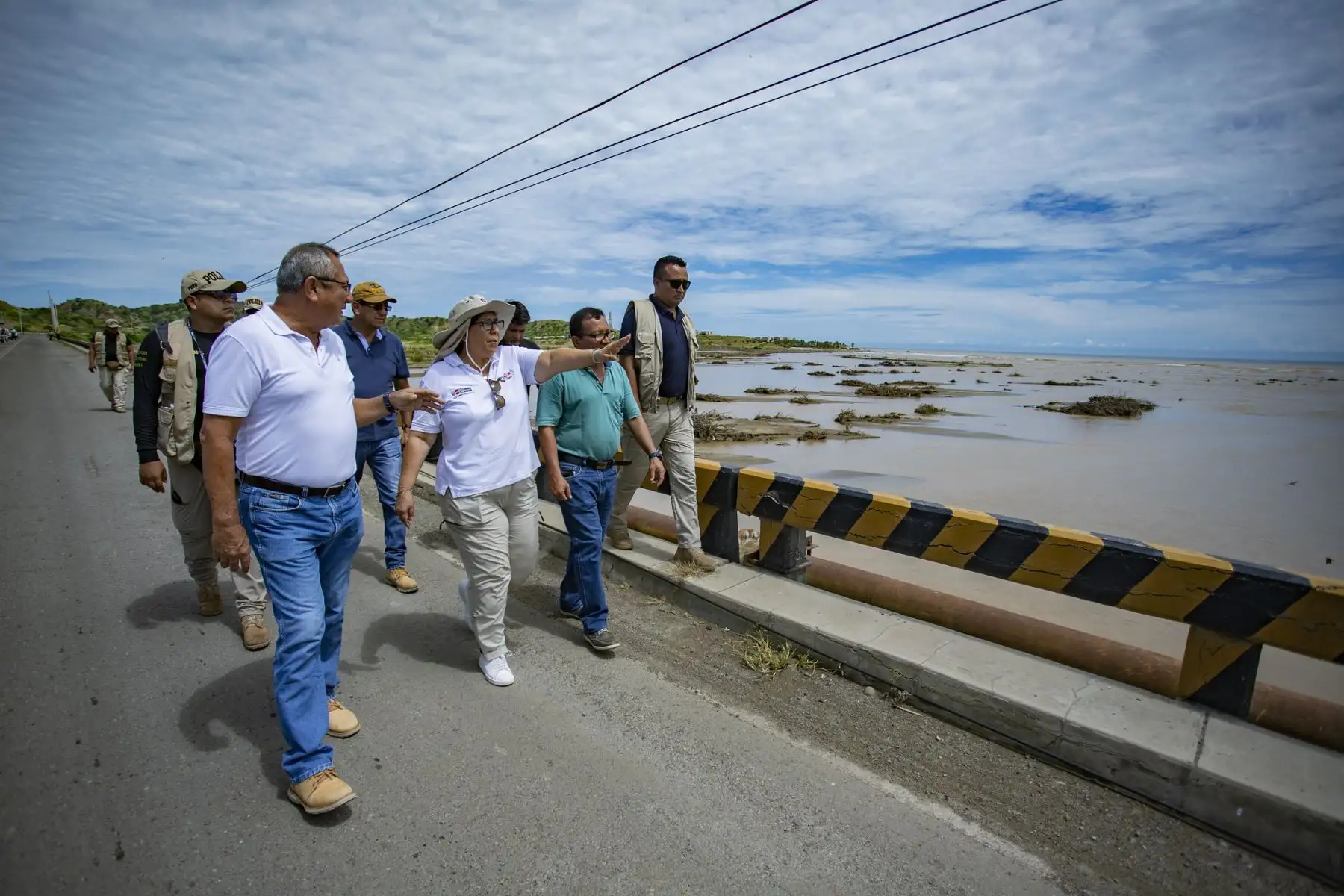 En el marco del Día del Trabajo, la ministra de Desarrollo Agrario y Riego, Nelly Paredes del Castillo, llegó hoy nuevamente a la región Tumbes para supervisar junto al gobernador regional, Segismundo Cruces, las acciones de atención a la población que sufre los embates de las intensas lluvias e inundaciones.
Foto:ANDINA/MIDAGRI