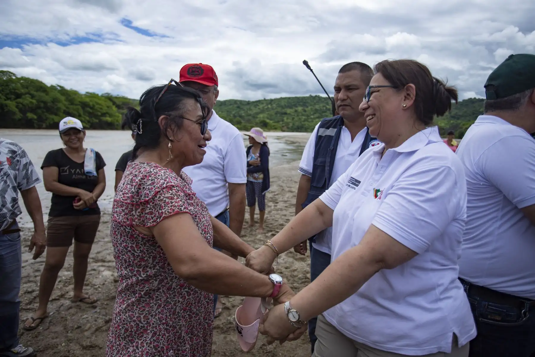 En el marco del Día del Trabajo, la ministra de Desarrollo Agrario y Riego, Nelly Paredes del Castillo, llegó hoy nuevamente a la región Tumbes para supervisar junto al gobernador regional, Segismundo Cruces, las acciones de atención a la población que sufre los embates de las intensas lluvias e inundaciones.
Foto:ANDINA/MIDAGRI