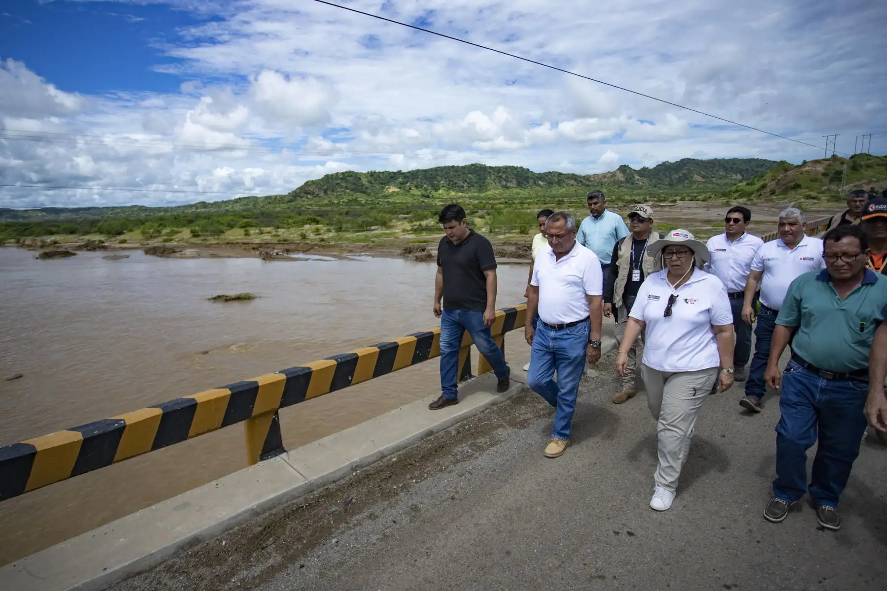 En el marco del Día del Trabajo, la ministra de Desarrollo Agrario y Riego, Nelly Paredes del Castillo, llegó hoy nuevamente a la región Tumbes para supervisar junto al gobernador regional, Segismundo Cruces, las acciones de atención a la población que sufre los embates de las intensas lluvias e inundaciones.
Foto:ANDINA/MIDAGRI