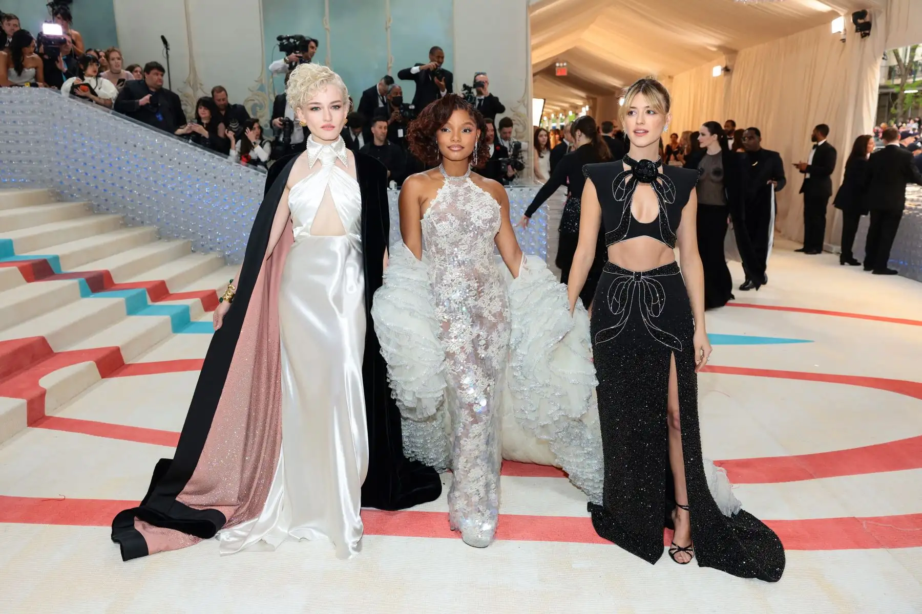 Julia Garner, Halle Bailey y Daisy Edgar-Jones  llega a la Met Gala 2023 en el Museo Metropolitano de Arte el 1 de mayo de 2023 en Nueva York. La Gala recauda fondos para el Instituto del Traje del Museo Metropolitano de Arte. El tema de la Gala de 2023 es "Karl Lagerfeld: A Line of Beauty".
Foto: AFP