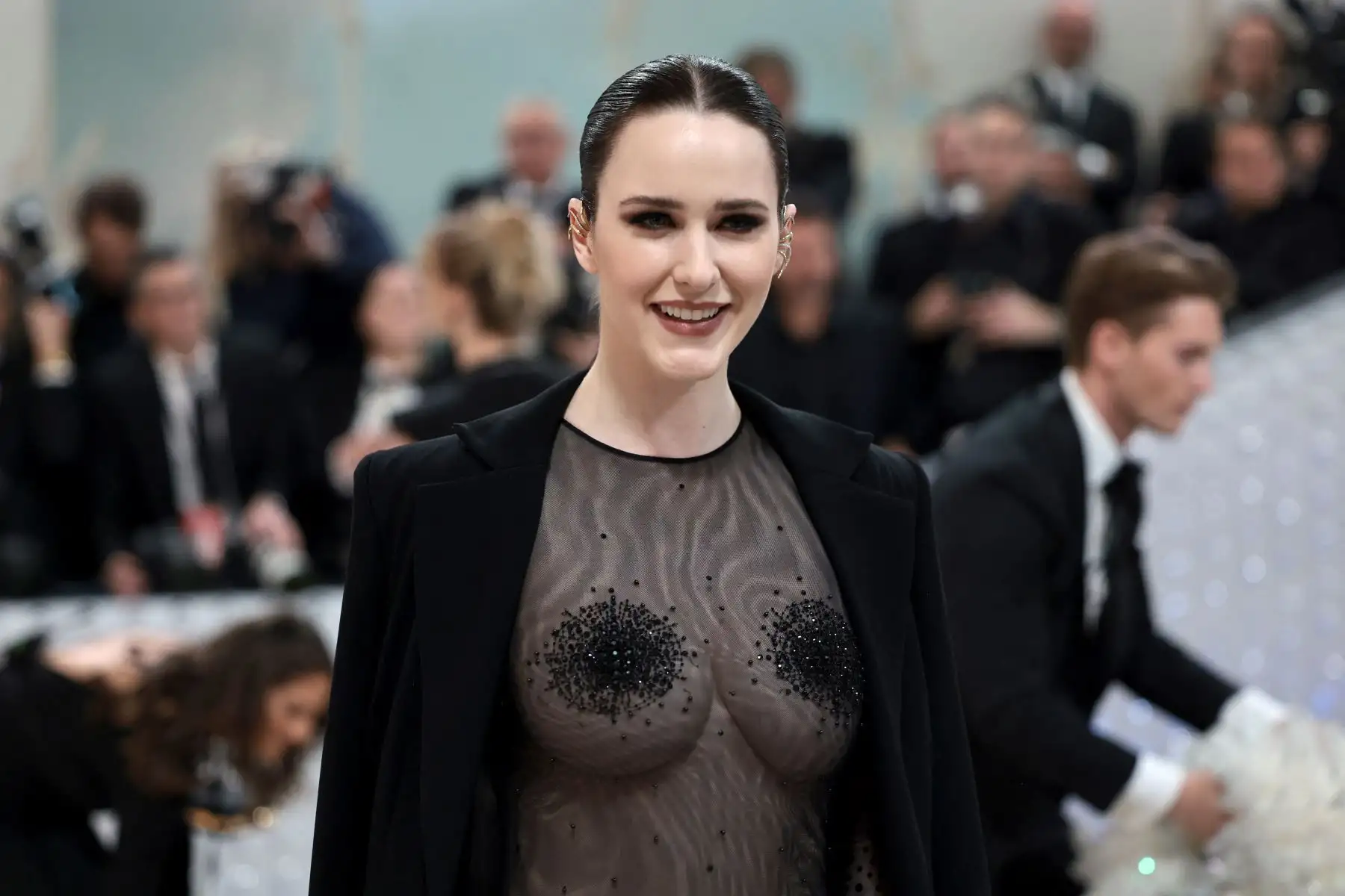 Rachel Brosnahan  llega a la Met Gala 2023 en el Museo Metropolitano de Arte el 1 de mayo de 2023 en Nueva York. La Gala recauda fondos para el Instituto del Traje del Museo Metropolitano de Arte. El tema de la Gala de 2023 es "Karl Lagerfeld: A Line of Beauty".
Foto: AFP
