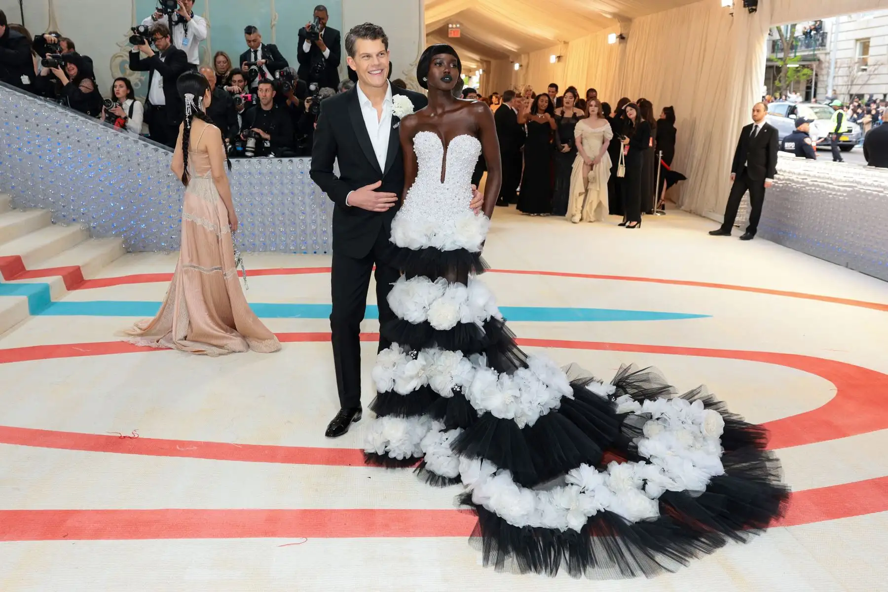 Wes Gordon y Adut Akech a llegan a la Met Gala 2023 en el Museo Metropolitano de Arte el 1 de mayo de 2023 en Nueva York. La Gala recauda fondos para el Instituto del Traje del Museo Metropolitano de Arte. El tema de la Gala de 2023 es "Karl Lagerfeld: A Line of Beauty".
Foto:AFP