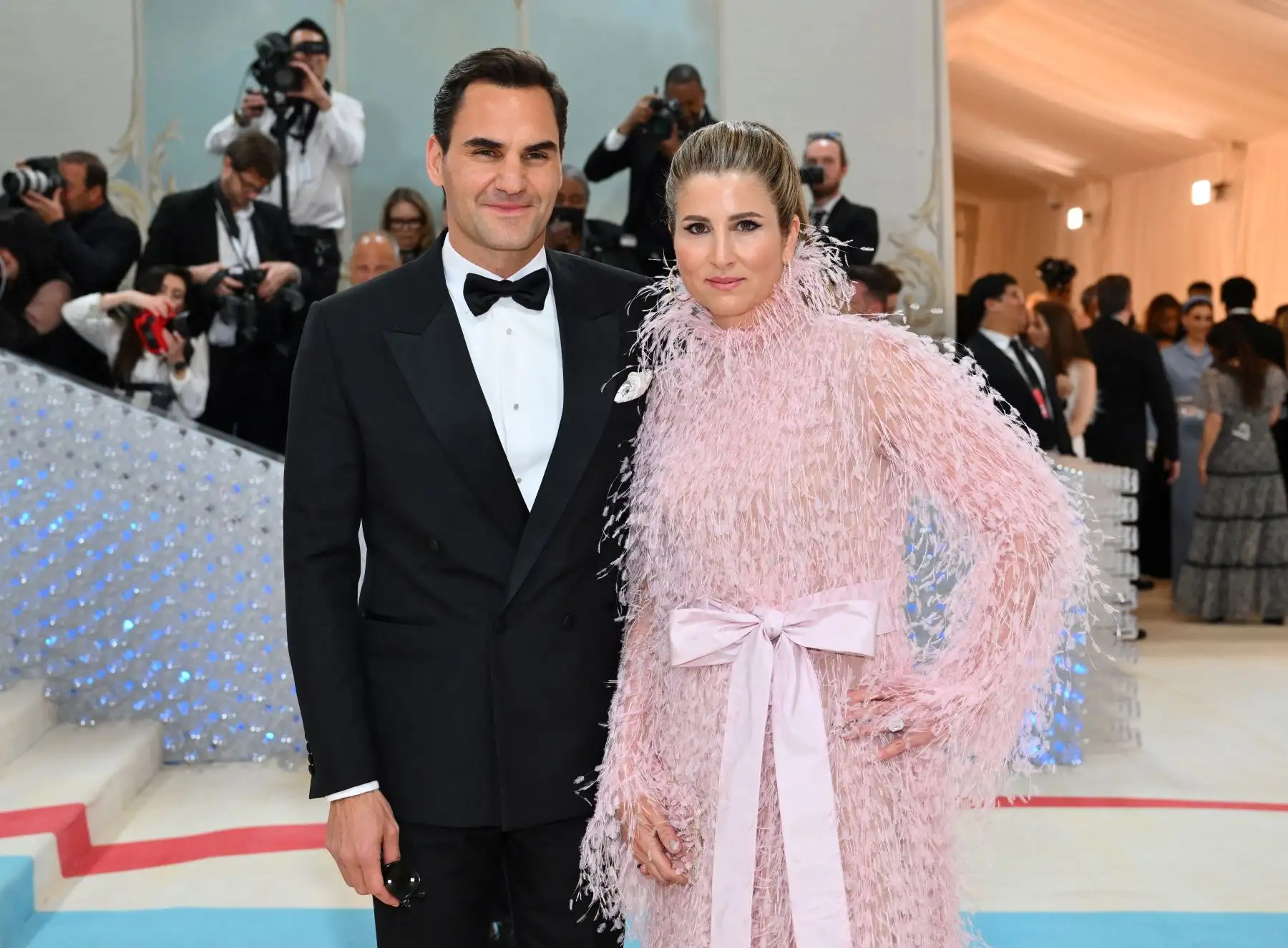 El tenista suizo Roger Federer y su esposa Mirka Federer  llegan a la Met Gala 2023 en el Museo Metropolitano de Arte el 1 de mayo de 2023 en Nueva York. La Gala recauda fondos para el Instituto del Traje del Museo Metropolitano de Arte. El tema de la Gala de 2023 es "Karl Lagerfeld: A Line of Beauty".
Foto:AFP
