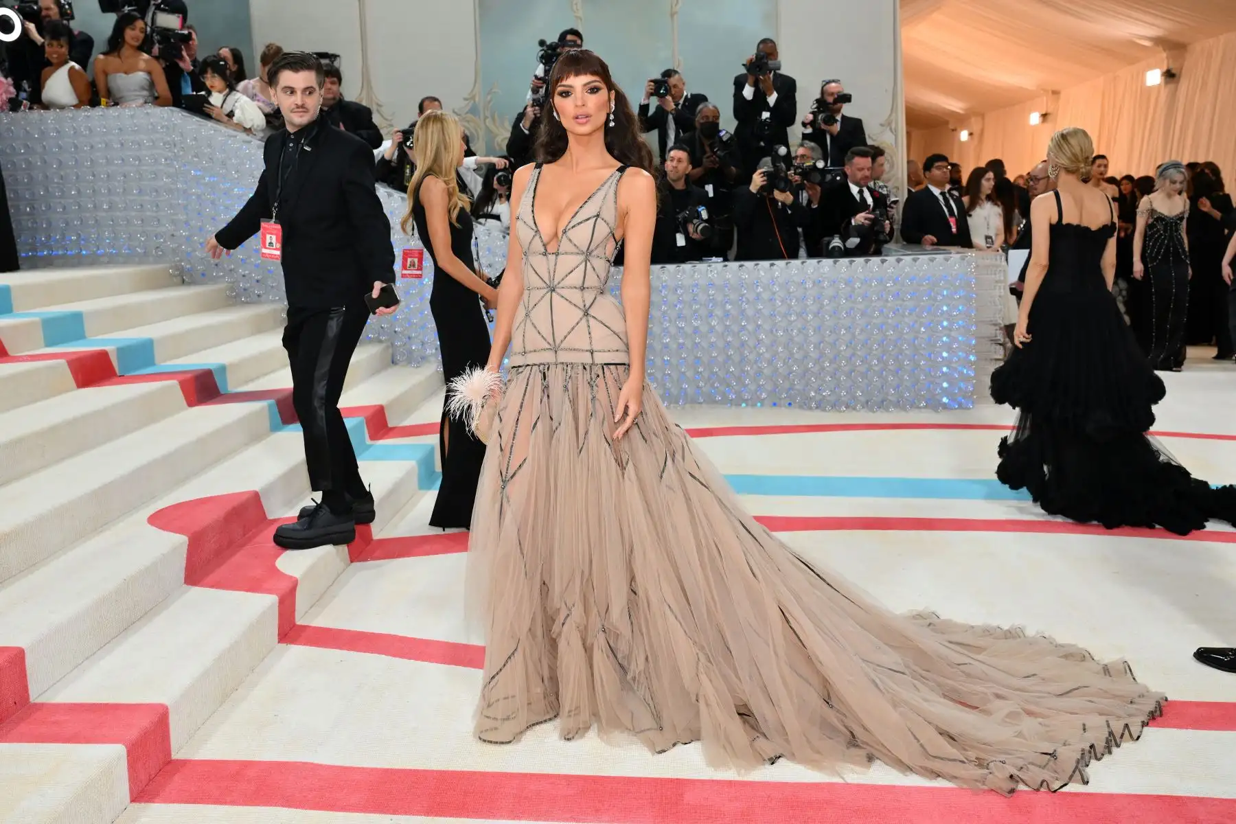 La modelo estadounidense Emily Ratajkowski l llega a la Met Gala 2023 en el Museo Metropolitano de Arte el 1 de mayo de 2023 en Nueva York. La Gala recauda fondos para el Instituto del Traje del Museo Metropolitano de Arte. El tema de la Gala de 2023 es "Karl Lagerfeld: A Line of Beauty". 
Foto: AFP