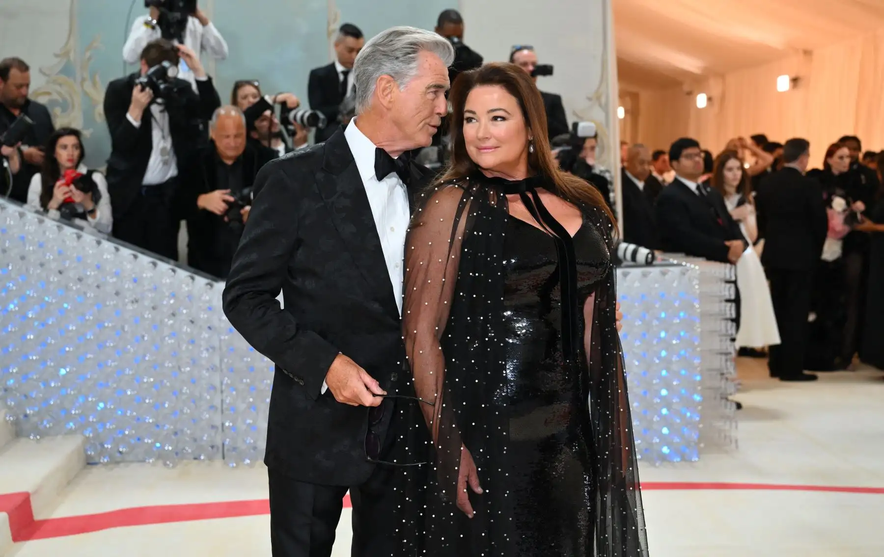 El actor irlandés Pierce Brosnan y su esposa Keely Shaye Smith llegan a la Met Gala 2023 en el Museo Metropolitano de Arte el 1 de mayo de 2023 en Nueva York. La Gala recauda fondos para el Instituto del Traje del Museo Metropolitano de Arte. El tema de la Gala de 2023 es "Karl Lagerfeld: A Line of Beauty".
Foto:AFP