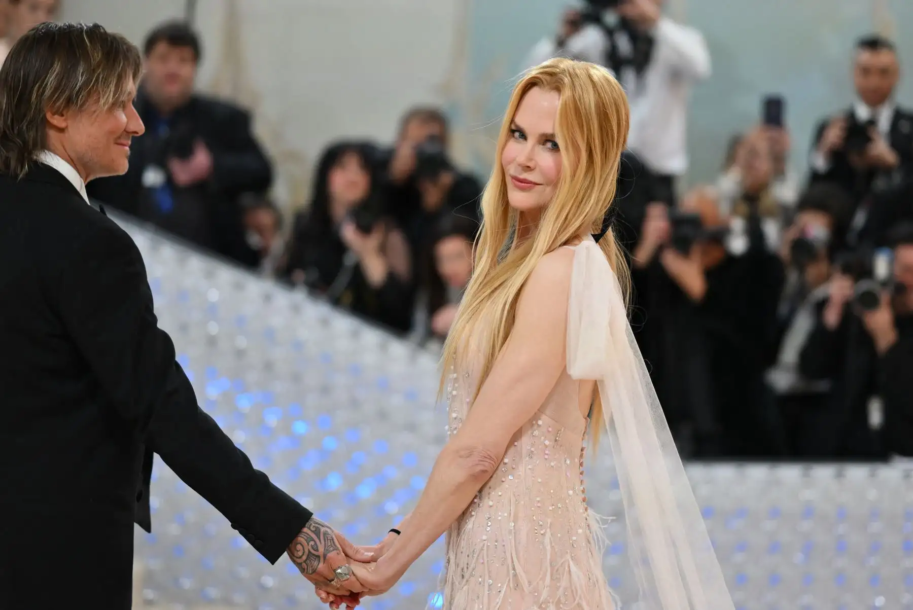 La actriz estadounidense-australiana Nicole Kidman y su esposo, el cantautor australiano Keith Urban, llegan a la Met Gala 2023 en el Museo Metropolitano de Arte el 1 de mayo de 2023 en Nueva York. La Gala recauda fondos para el Instituto del Traje del Museo Metropolitano de Arte. El tema de la Gala de 2023 es "Karl Lagerfeld: A Line of Beauty".
Foto:AFP