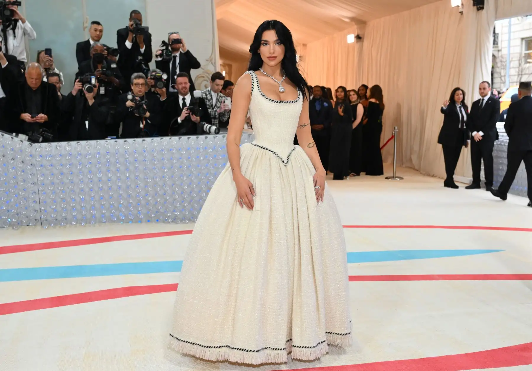 La cantautora inglesa Dua Lipa  llega a la Met Gala 2023 en el Museo Metropolitano de Arte el 1 de mayo de 2023 en Nueva York. La Gala recauda fondos para el Instituto del Traje del Museo Metropolitano de Arte. El tema de la Gala de 2023 es "Karl Lagerfeld: A Line of Beauty".
Foto: AFP