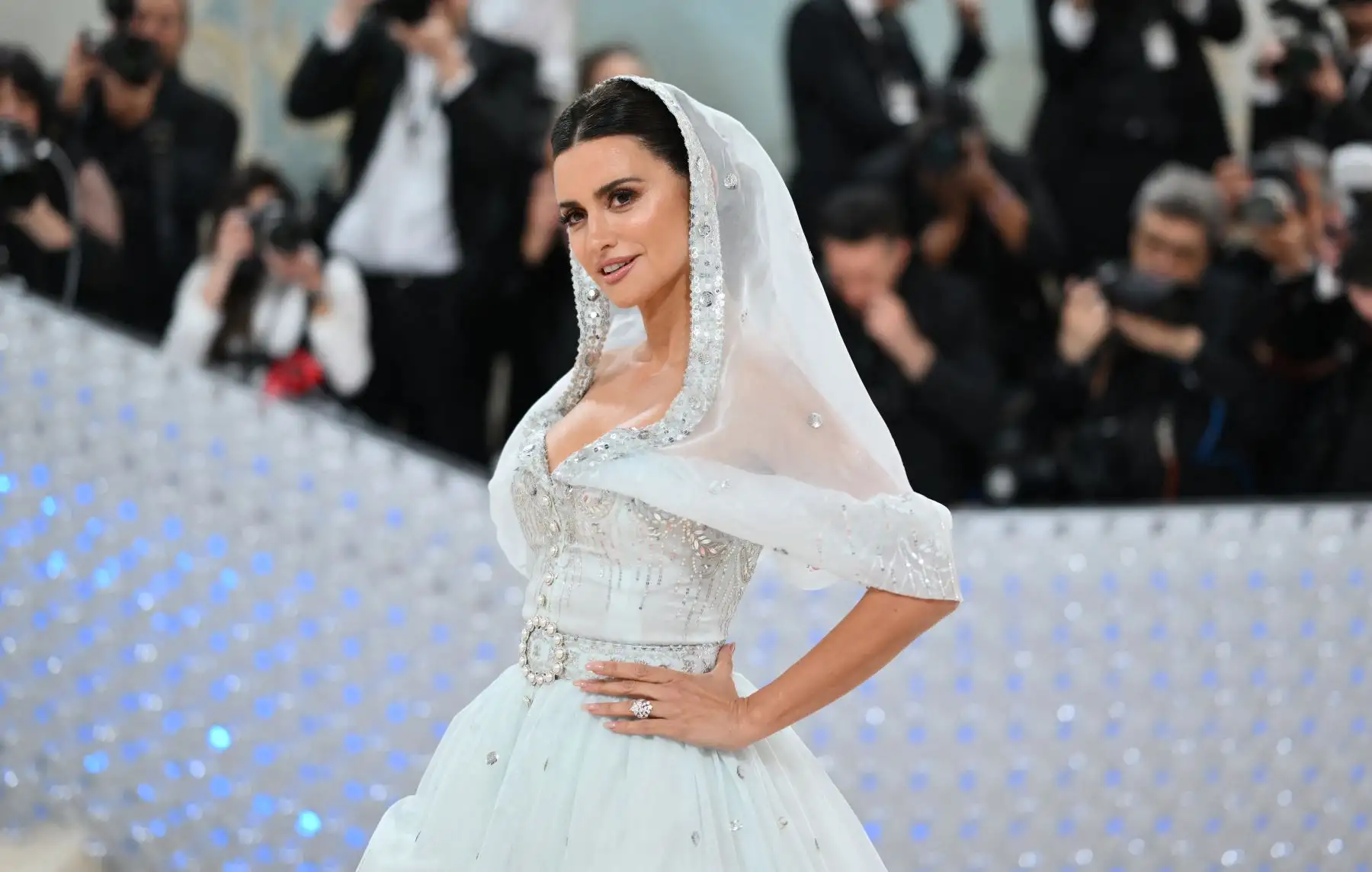La actriz española Penélope Cruz llega a la Met Gala 2023 en el Museo Metropolitano de Arte el 1 de mayo de 2023 en Nueva York. La Gala recauda fondos para el Instituto del Traje del Museo Metropolitano de Arte. El tema de la Gala de 2023 es "Karl Lagerfeld: A Line of Beauty".
Foto: AFP