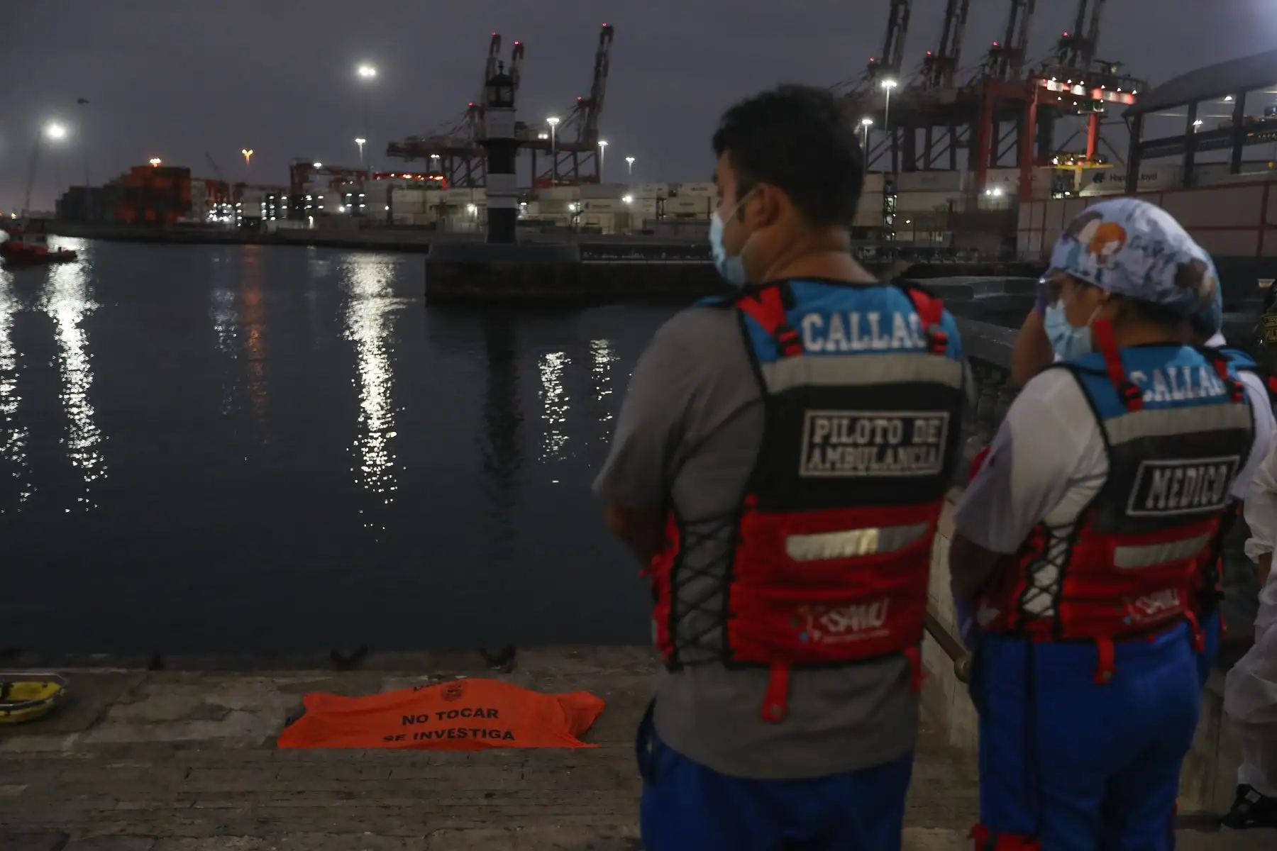 Esta tarde una lancha que llevaba 20 pasajeros de paseo se volcó frente a las islas Palomino, en el Callao, dejando como saldo el fallecimiento del periodista Luis Miranda Rodríguez. Personal de la Marina de Guerra y Policía Nacional rescataron a 19 personas que viajaba en embarcación informal que partió de un muelle pesquero que no está autorizado para zarpe, ni tampoco tenía autorización de zarpe. 
Foto:ANDINA/Ricardo Cuba