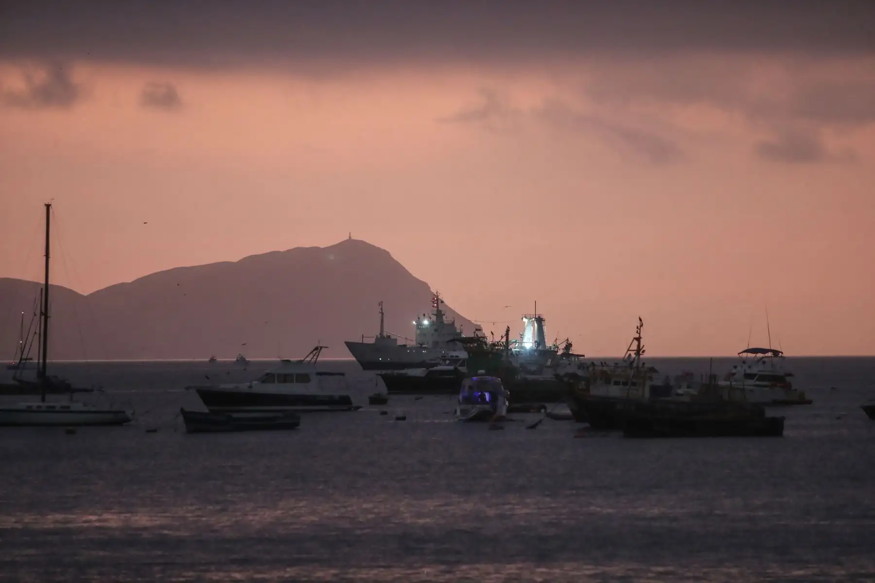 Esta tarde una lancha que llevaba 20 pasajeros de paseo se volcó frente a las islas Palomino, en el Callao, dejando como saldo el fallecimiento del periodista Luis Miranda Rodríguez. Personal de la Marina de Guerra y Policía Nacional rescataron a 19 personas que viajaba en embarcación informal que partió de un muelle pesquero que no está autorizado para zarpe, ni tampoco tenía autorización de zarpe. 
Foto:ANDINA/Ricardo Cuba