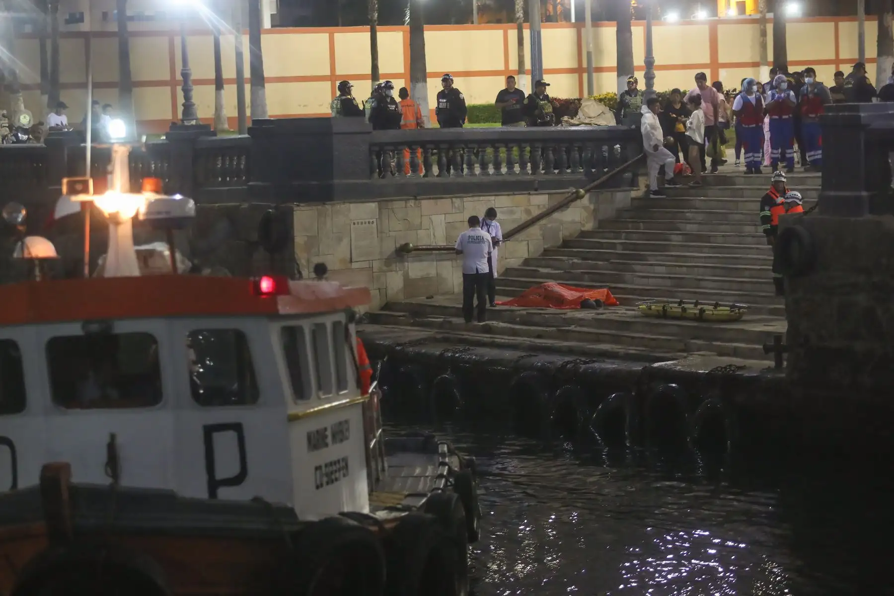 Esta tarde una lancha que llevaba 20 pasajeros de paseo se volcó frente a las islas Palomino, en el Callao, dejando como saldo el fallecimiento del periodista Luis Miranda Rodríguez. Personal de la Marina de Guerra y Policía Nacional rescataron a 19 personas que viajaba en embarcación informal que partió de un muelle pesquero que no está autorizado para zarpe, ni tampoco tenía autorización de zarpe. 
Foto:ANDINA/Ricardo Cuba