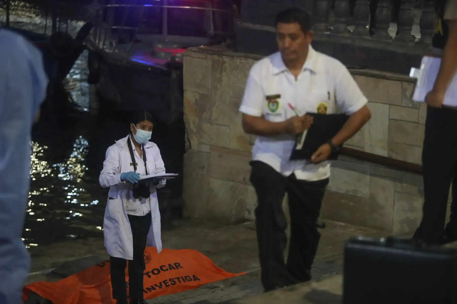 Esta tarde una lancha que llevaba 20 pasajeros de paseo se volcó frente a las islas Palomino, en el Callao, dejando como saldo el fallecimiento del periodista Luis Miranda Rodríguez. Personal de la Marina de Guerra y Policía Nacional rescataron a 19 personas que viajaba en embarcación informal que partió de un muelle pesquero que no está autorizado para zarpe, ni tampoco tenía autorización de zarpe. 
Foto:ANDINA/Ricardo Cuba