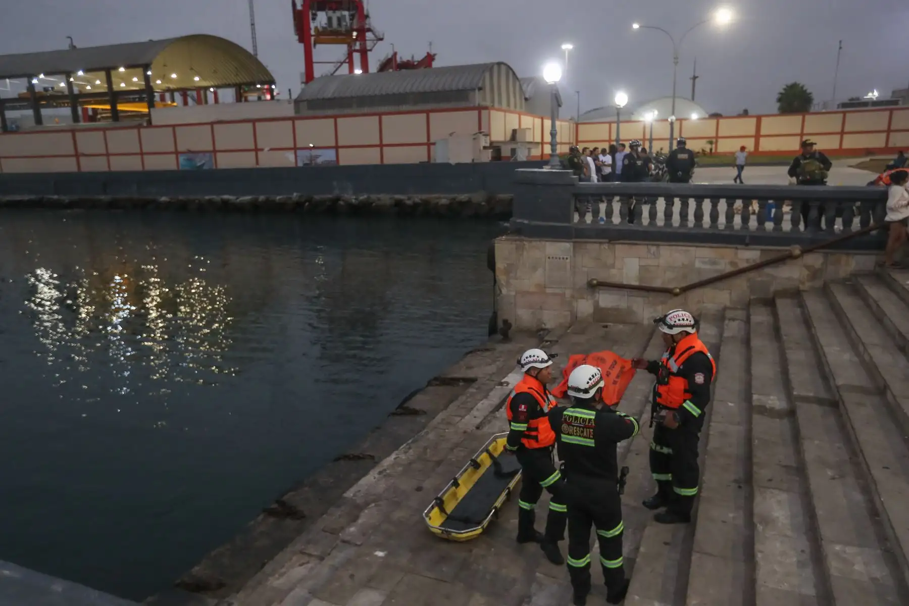 Esta tarde una lancha que llevaba 20 pasajeros de paseo se volcó frente a las islas Palomino, en el Callao, dejando como saldo el fallecimiento del periodista Luis Miranda Rodríguez. Personal de la Marina de Guerra y Policía Nacional rescataron a 19 personas que viajaba en embarcación informal que partió de un muelle pesquero que no está autorizado para zarpe, ni tampoco tenía autorización de zarpe. 
Foto:ANDINA/Ricardo Cuba