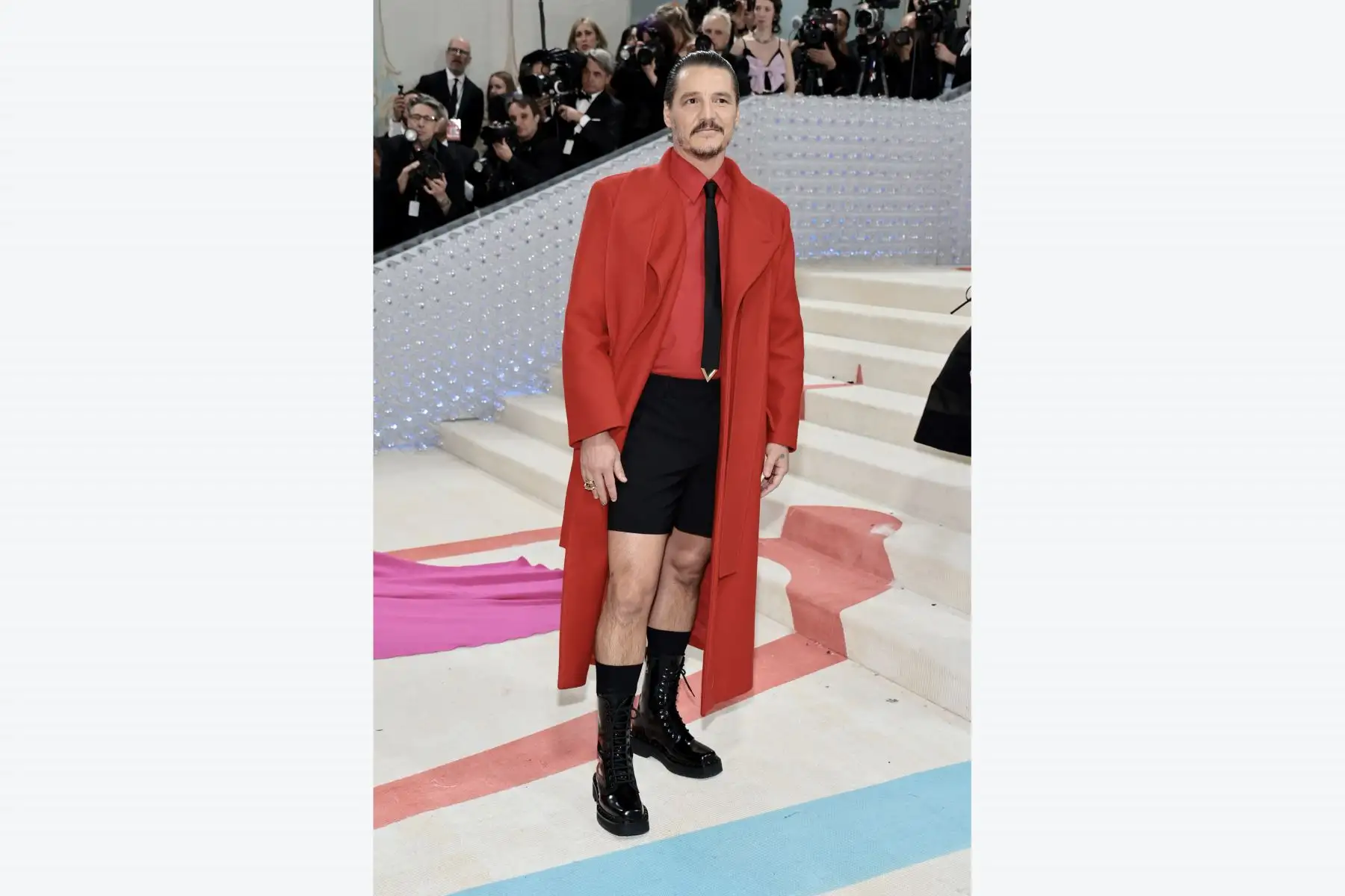 Pedro Pascal  llega a la Met Gala 2023 en el Museo Metropolitano de Arte el 1 de mayo de 2023 en Nueva York. La Gala recauda fondos para el Instituto del Traje del Museo Metropolitano de Arte. El tema de la Gala de 2023 es "Karl Lagerfeld: A Line of Beauty".
Foto: AFP